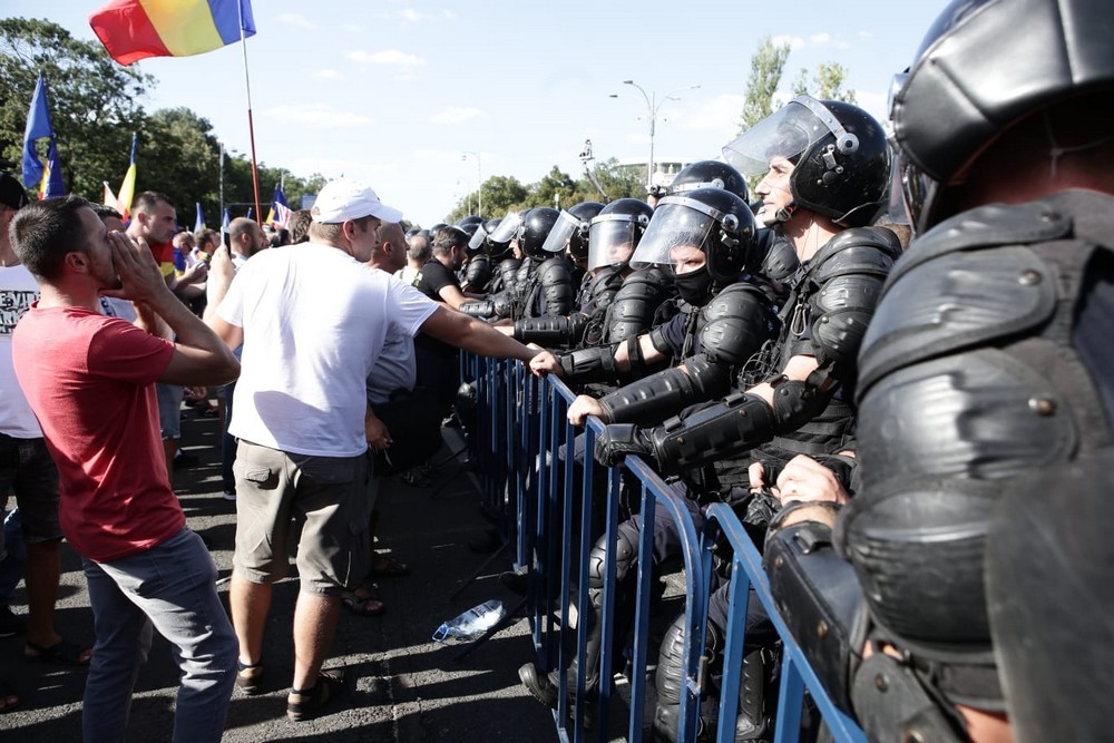UPDATE. Război de stradă între jandarmi și huligani, în Piața Victoriei. 452 de persoane rănite / VIDEO&FOTO