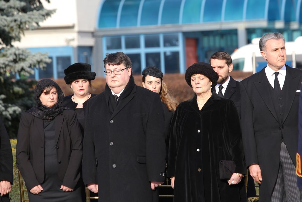 Principele Nicolae, cu lacrimi în ochi la căpătâiul Regelui Mihai. Profund marcat pe aeroport | FOTO & VIDEO