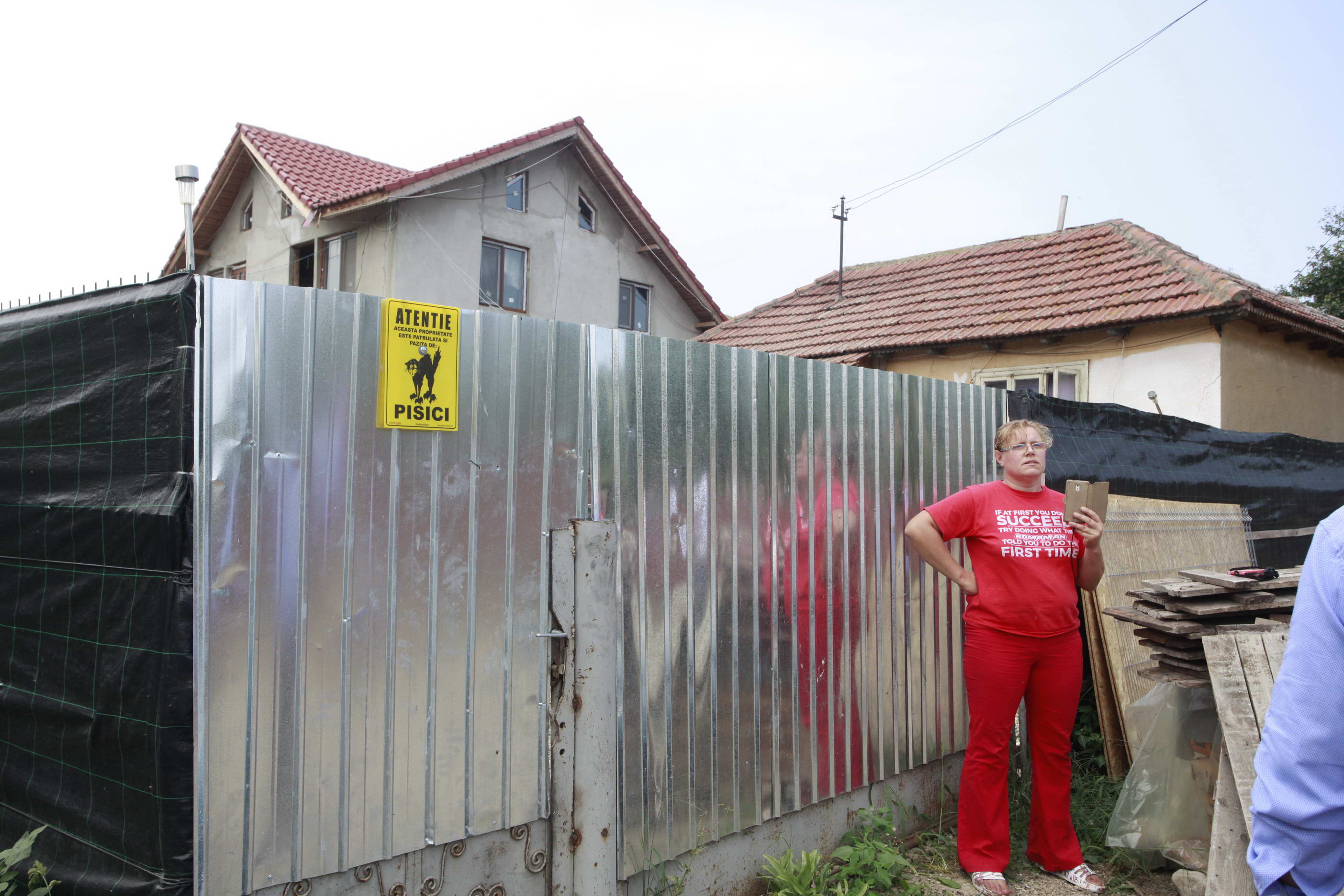 VIDEO&FOTO/ Două femei din județul Buzău cresc peste 400 de câini și 200 de pisici, spre disperarea localnicilor. Autoritățile încearcă de ani de zile să rezolve situația