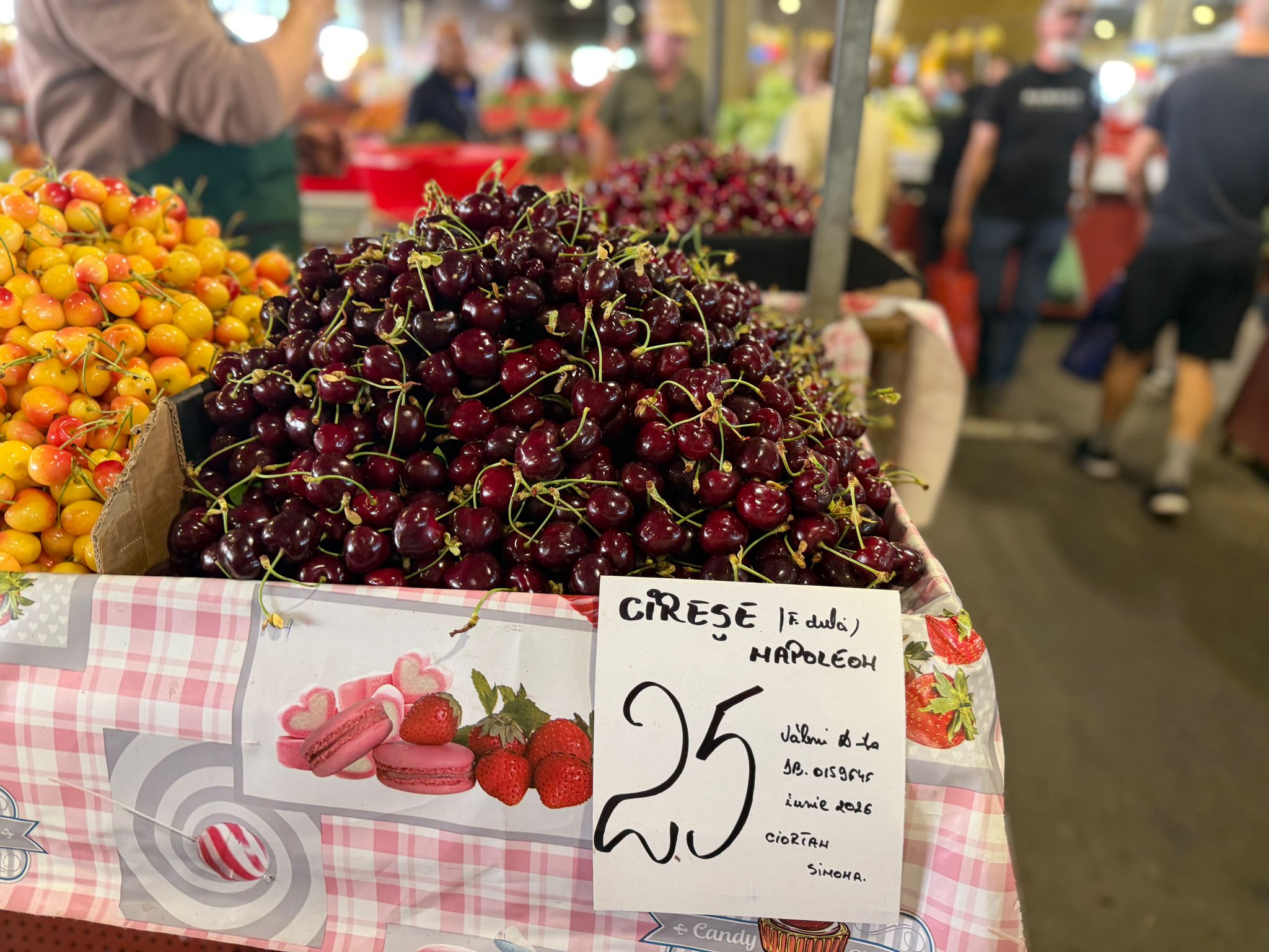 Cât costă cireșele, căpșunile și caisele în Piața Obor din București