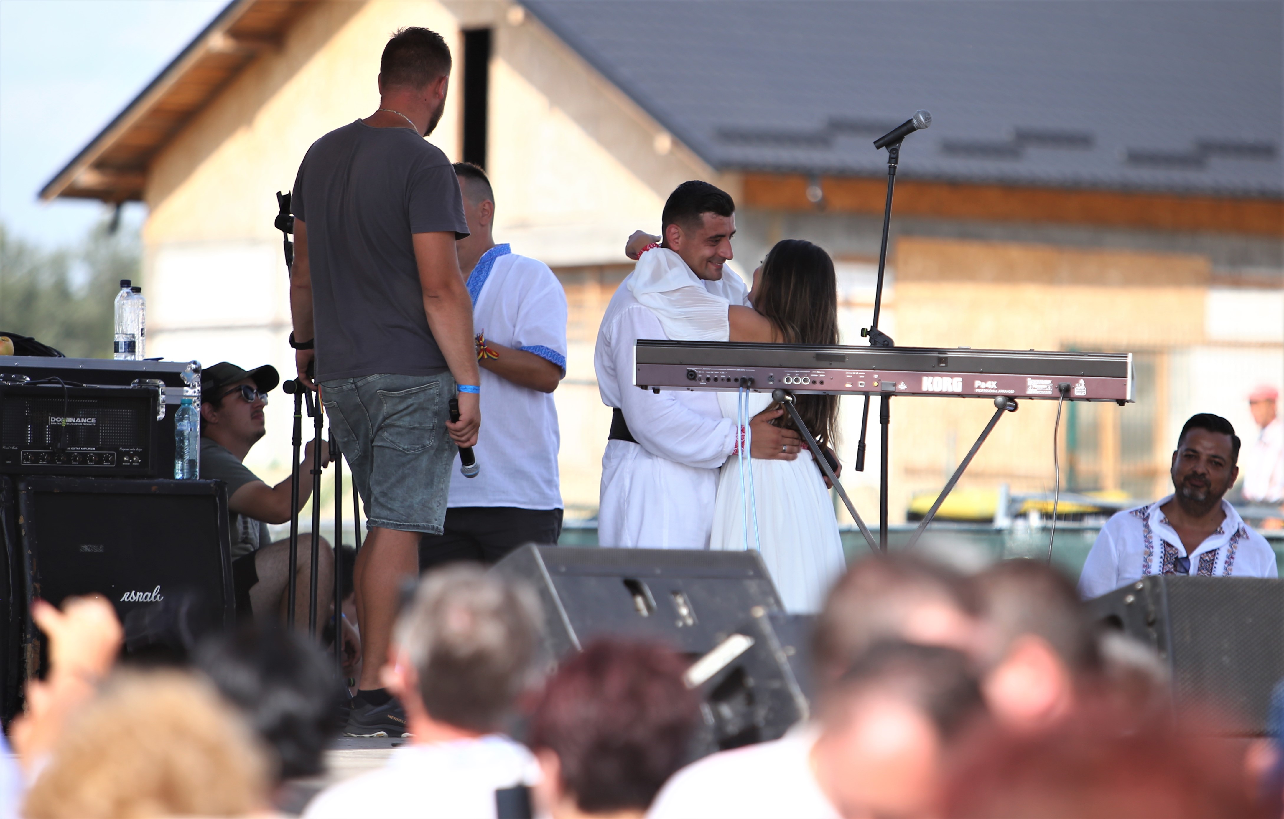FOTO. Nunta lui George Simion, văzută de la fața locului. Câteva sute de oameni au rezistat în fața scenei, petrecerea a continuat până la 7 dimineața