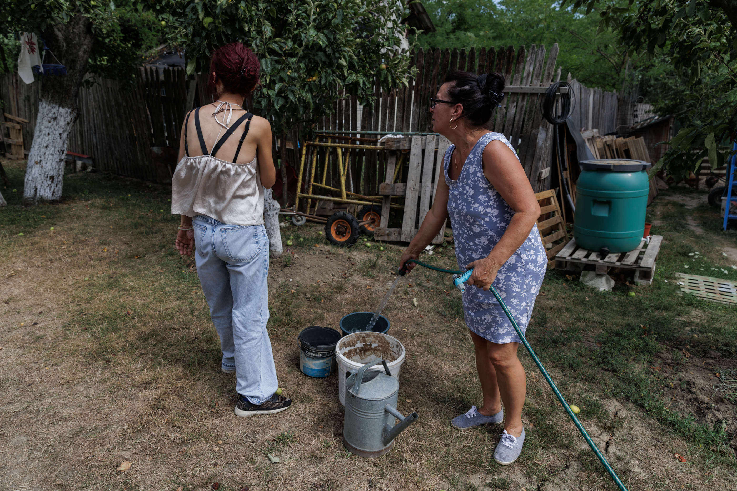 FOTOREPORTAJ Incendiu de vegetație la Drăganu, Argeș. Alături de pompieri, localnicii au sărit să ajute și ei, cu furtunuri, găleți și lopeți, în lupta cu focul care amenința casele