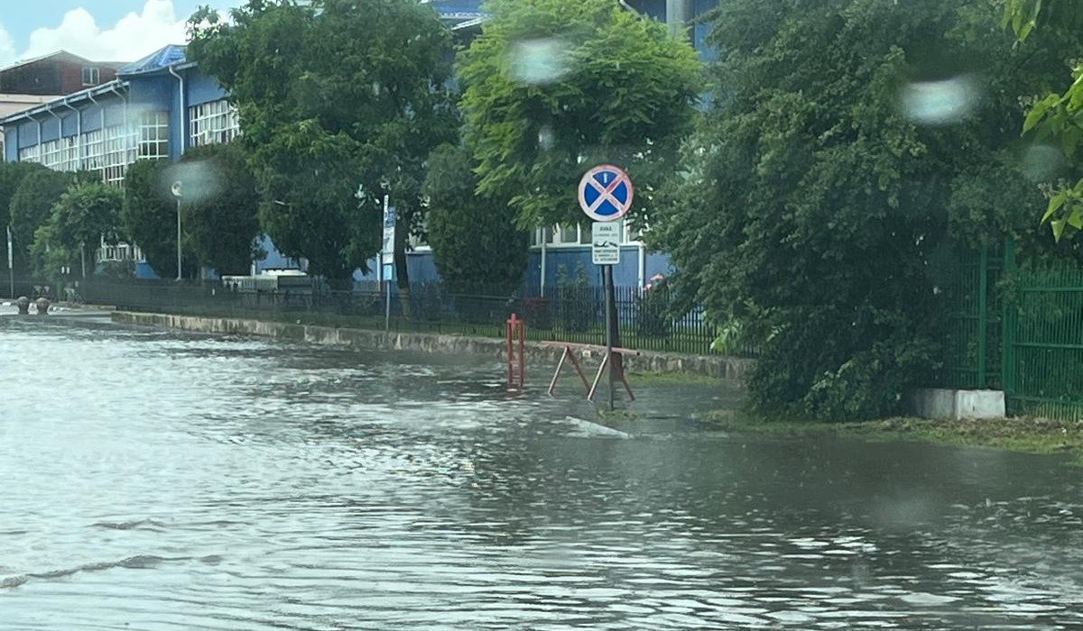 Ploi, vijelii devastatoare și inundații în țară: vremea extremă a măturat România
