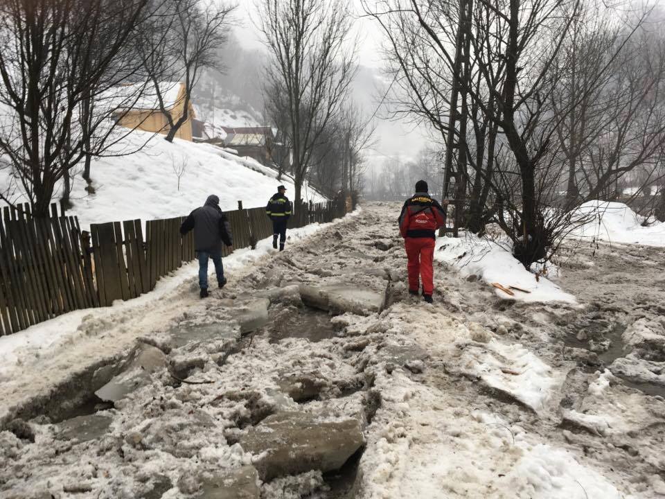 Inundații în Vatra Dornei, județul Suceava. Zeci de gospodării, inundate după topirea gheții