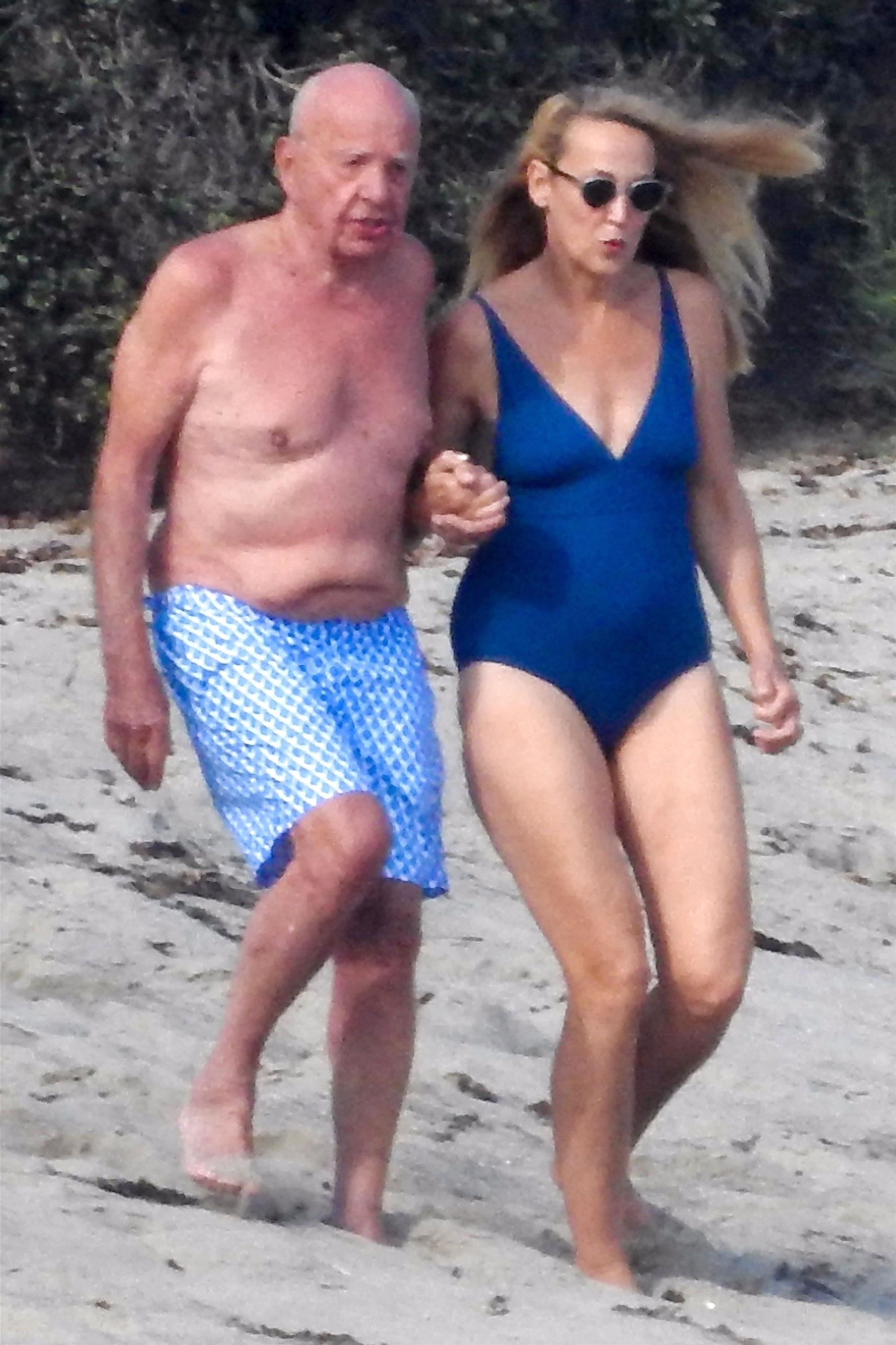 Miliardarul Rupert Murdoch și-a scos soția tinerică la plajă. Se vede clar diferența dintre ei | FOTO
