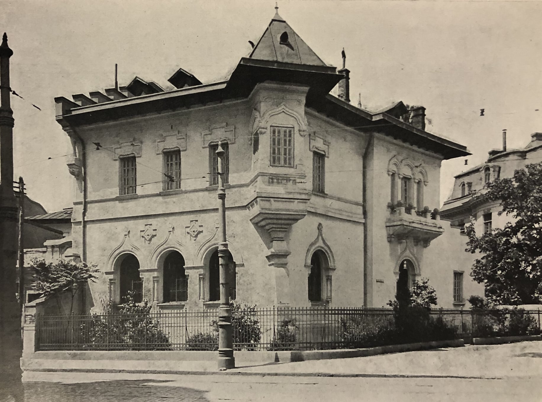 Casa Nicolae Petrașcu din Piața Romană va fi consolidată. Imobilul este părăsit și se degradează de 20 de ani. Cum arăta acum un secol