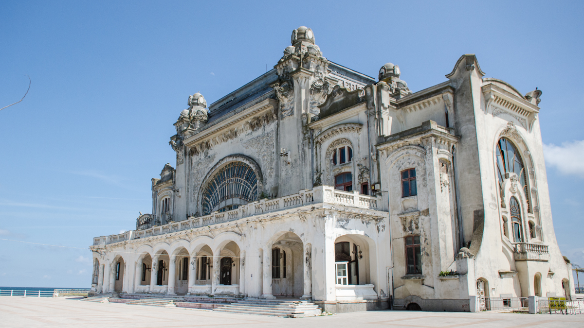 REPORTAJ: Acces liber la parterul Cazinoului, de ziua Constanței. Mirosul de mucegai și umezeala i-a făcut pe mulți să își încheie rapid vizita