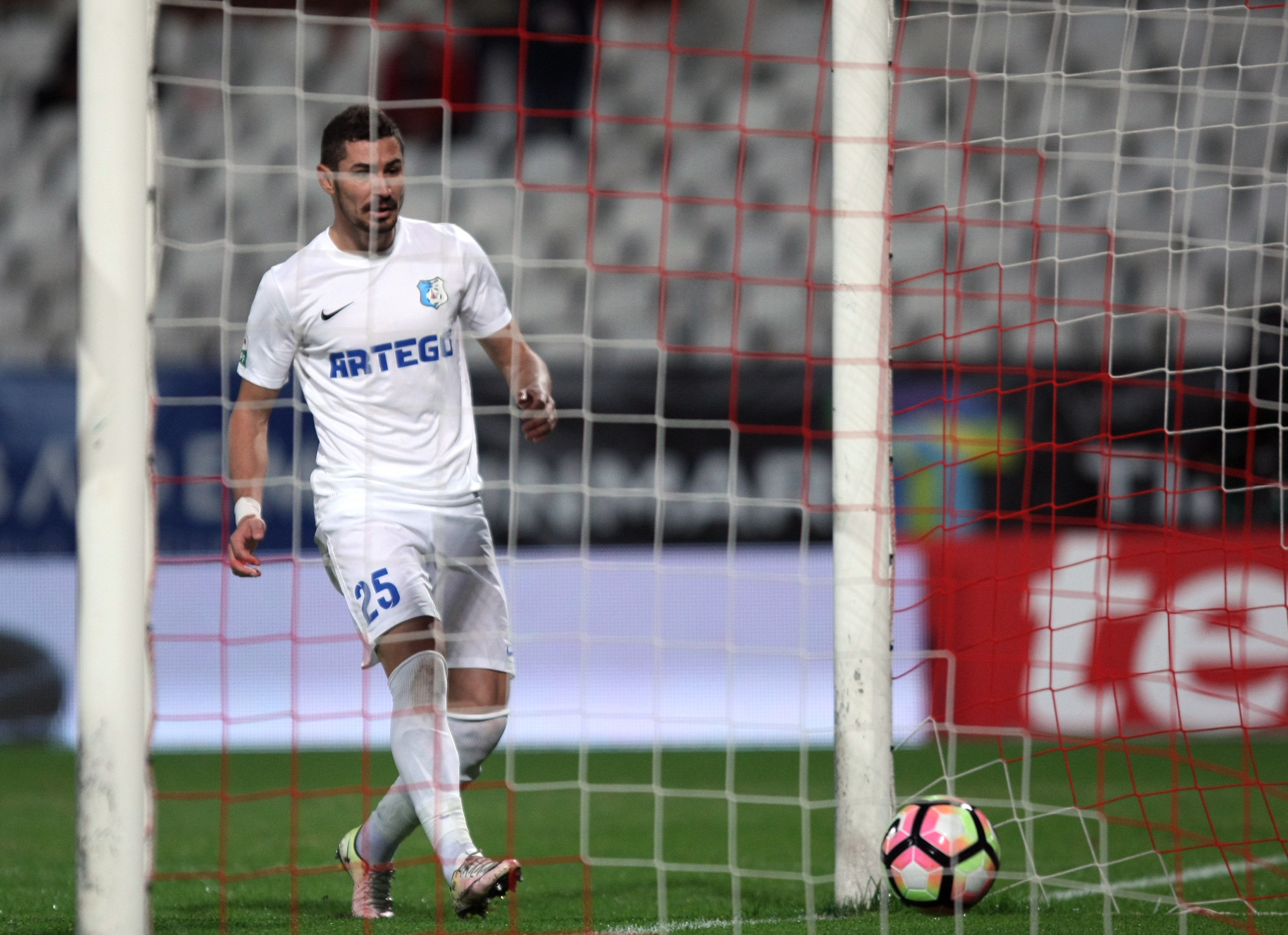 Liga 1, etapa 13. Dinamo - Pandurii 4-0. Autogol incredibil Lazar, ”dublă” Lazăr, plus Palici. ”Câinii”, în negru, în memoria lui Titi Frățilă. Fanii i-au cerut demisia lui Ando / VIDEO