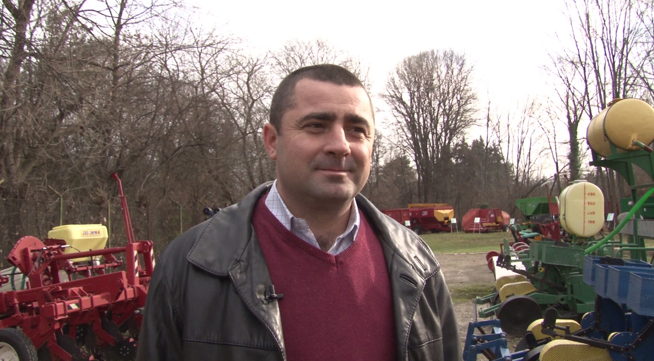 VIDEO/ Invenție românească. Tractorul care omoară buruienile cu apă chioară