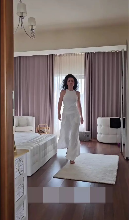 Imagini cu apartamentul în care locuiesc Carmen Brumă și Mircea Badea: „Nu mai stau în chirie. M-am hotărât să mă așez la casa ei”