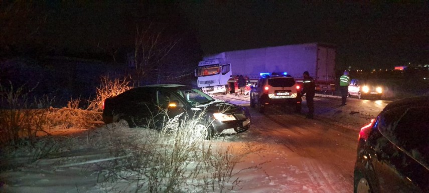 VIDEO  |  Zeci de oameni, blocați în mașini pe drumurile din Constanța, din cauza ninsorii viscolite