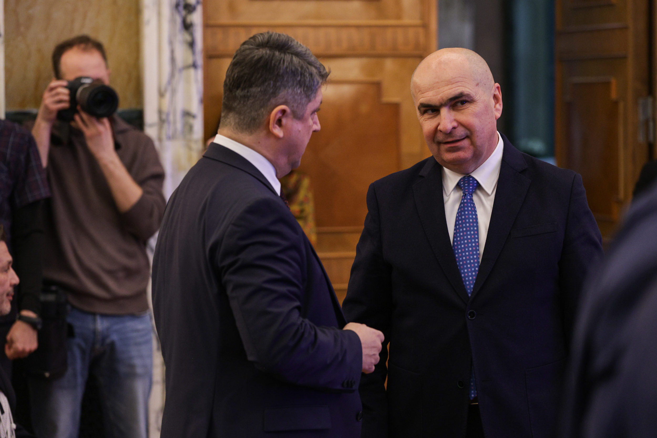 Românii pot călători în SUA fără vize din 31 martie. Decizia, oficializată de Marcel Ciolacu, ambasadoarea SUA și Hagi: „Un moment istoric”