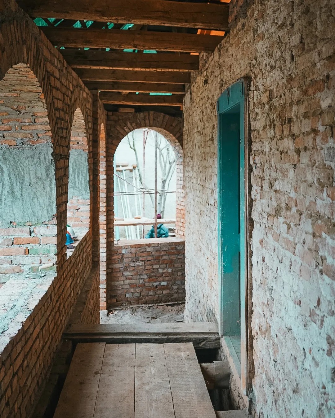 Imagini noi cu casa pe care o renovează Dana Rogoz la Viscri. Lucrările la locuința săsească au avansat