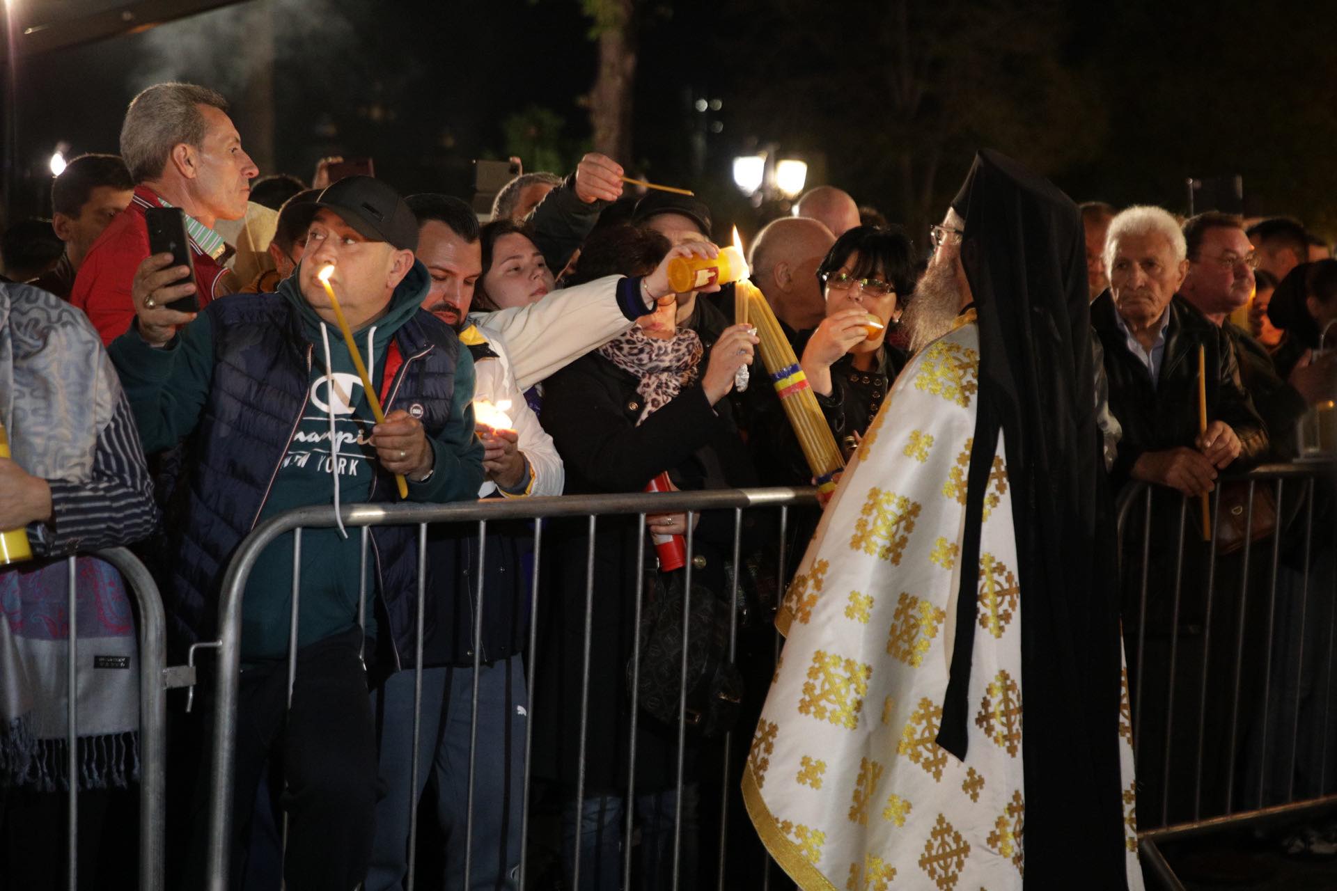 Hristos a înviat! Imagini de la liturghia de Înviere de la Patriarhia Română, oficiată de Preafericitul Daniel