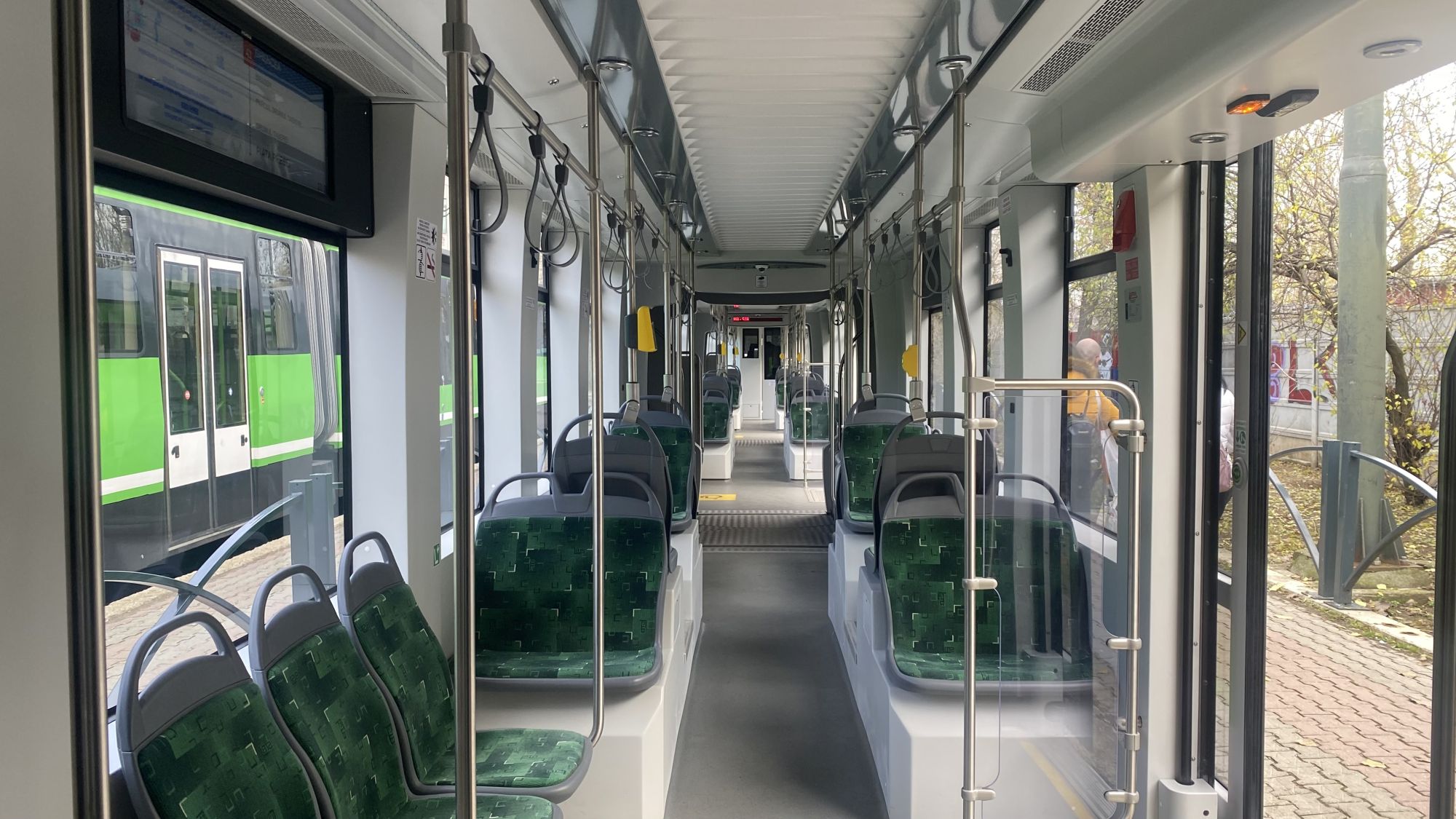 FOTO. Primele impresii ale bucureștenilor după ce au mers cu noile tramvaie de pe linia lui 41: „Mult mai înghesuite, dar frumoase și călduroase”