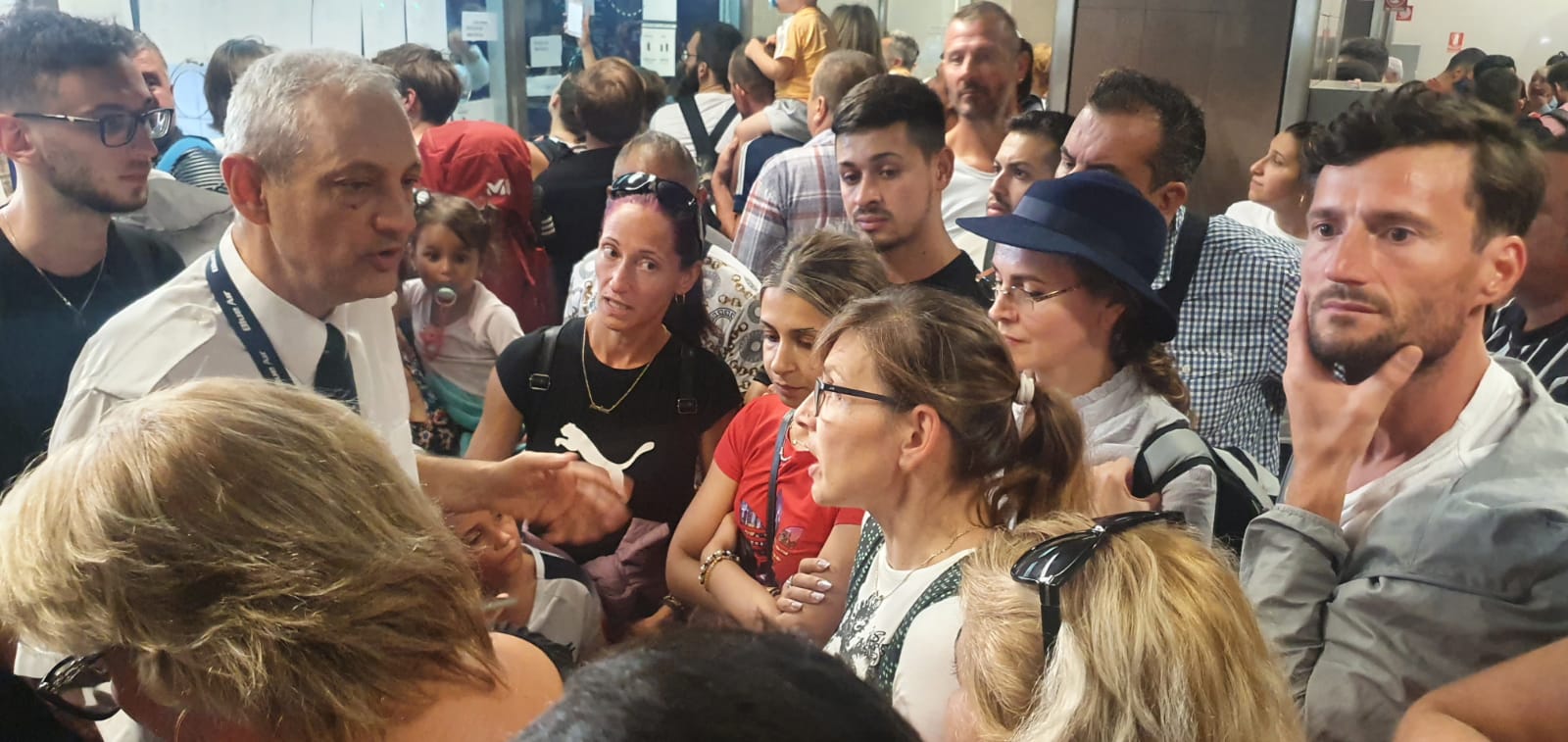 Imagini cu haosul de pe aeroportul Otopeni, unde călătorii au aflat că Blue Air a suspendat toate zborurile