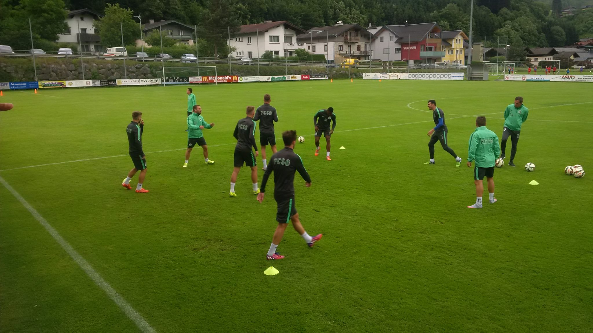 Steaua - Klagenfurt 4-5. ^Amical de coșmar pentru Rădoi. Campioana României a fost umilită de o echipă din liga a II-a, care a condus cu 3-0 la pauză. Țucudean a reușit dubla, iar Tudorie a marcat la debut