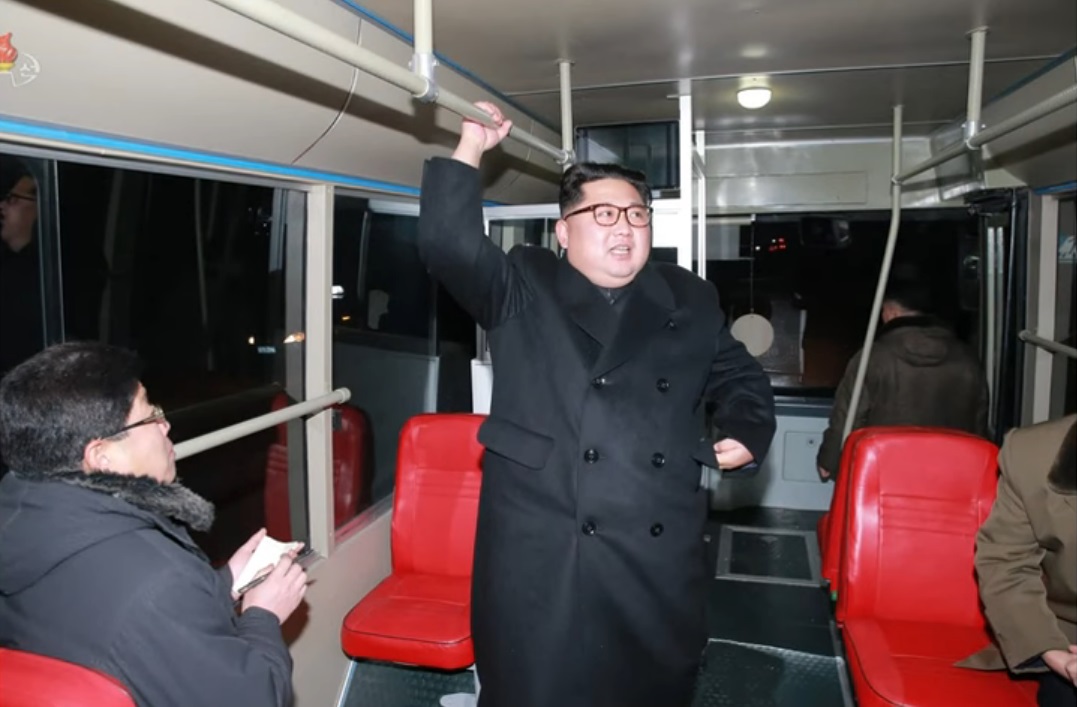 FOTO| Kim Jong-un și soția sa s-au plimbat noaptea cu un troleibuz