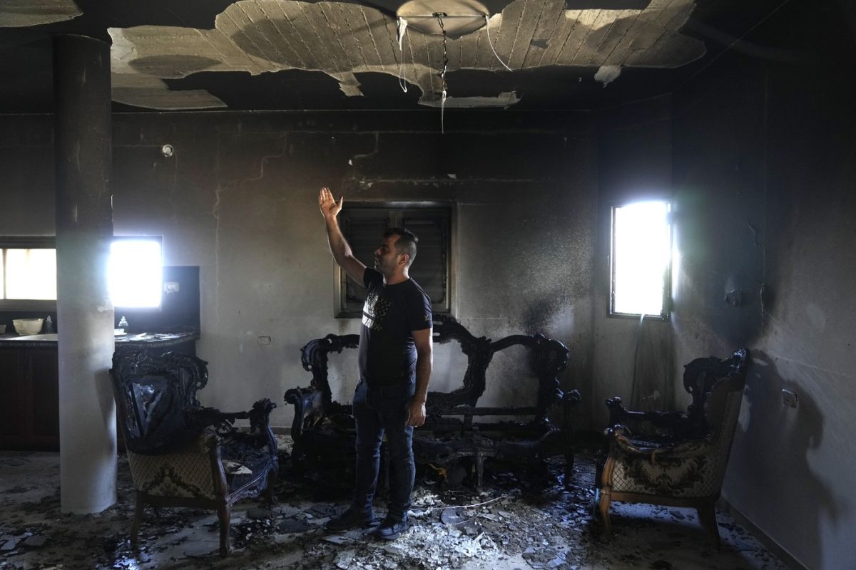Case și mașini dintr-un sat de palestinieni din Cisiordania, incendiate de coloniștii israelieni