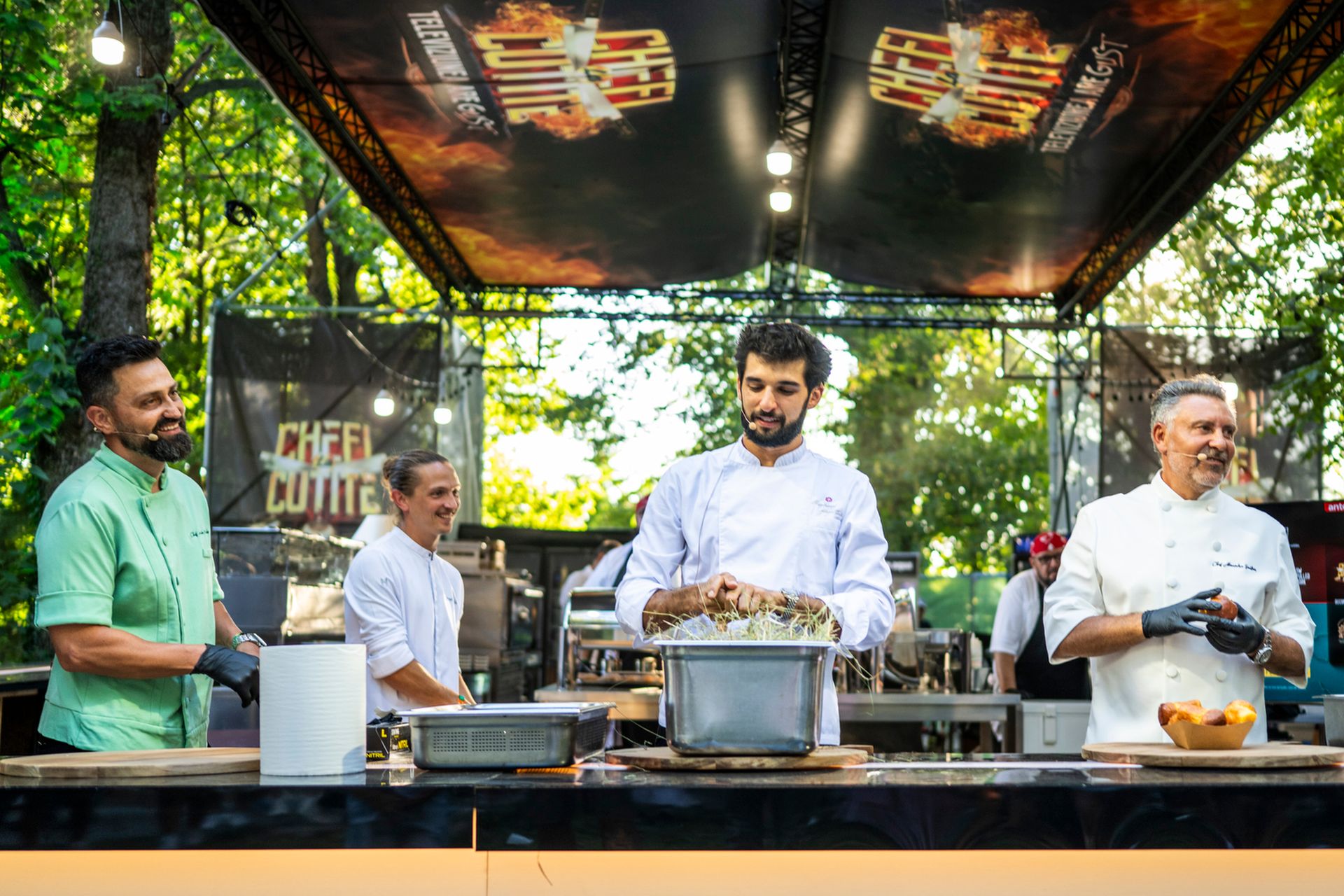 Cum au fost surprinși jurații de la „Chefi la cuțite” la Festivalul Summer Well 2025 de pe Domeniul Știrbey din Buftea