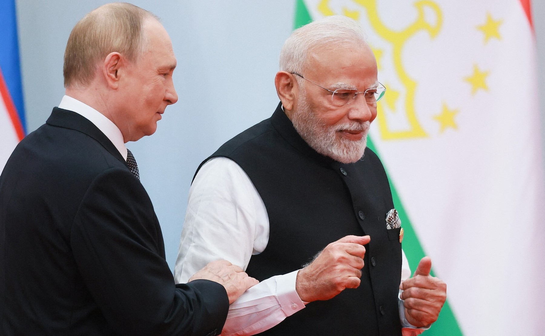 Putin și Modi, surprinși ținându-se de mână la summit, în timp ce Xi acuză Occidentul de „bullying”