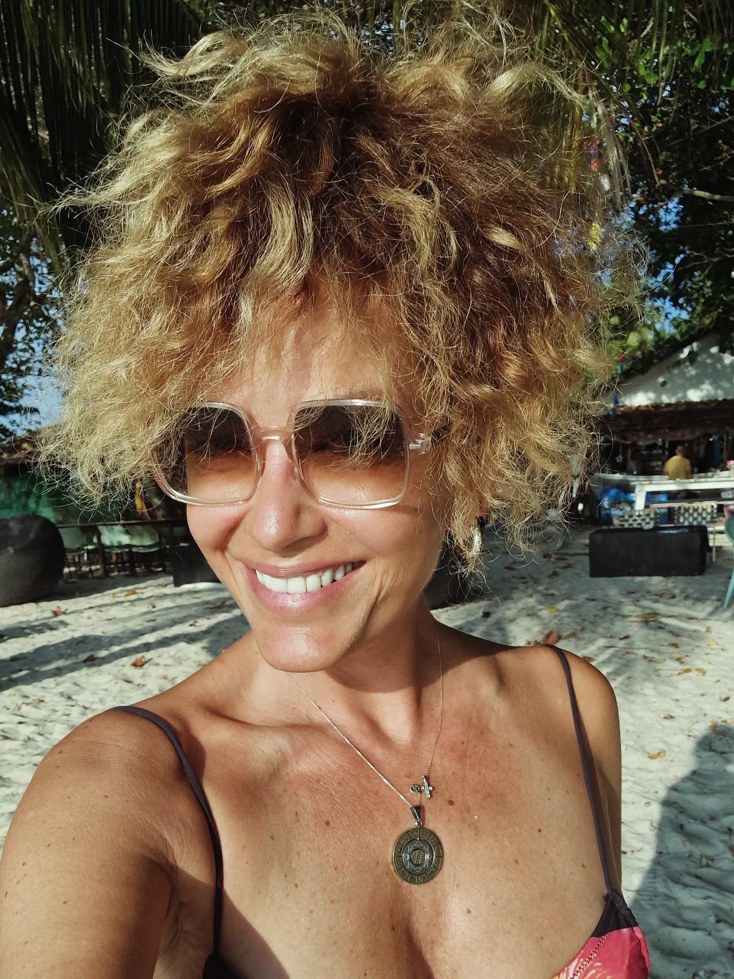 Cum arată Anca Țurcașiu după două luni fără machiaj și coafură în Thailanda. Regretul artistei: „Mai greșește omul”