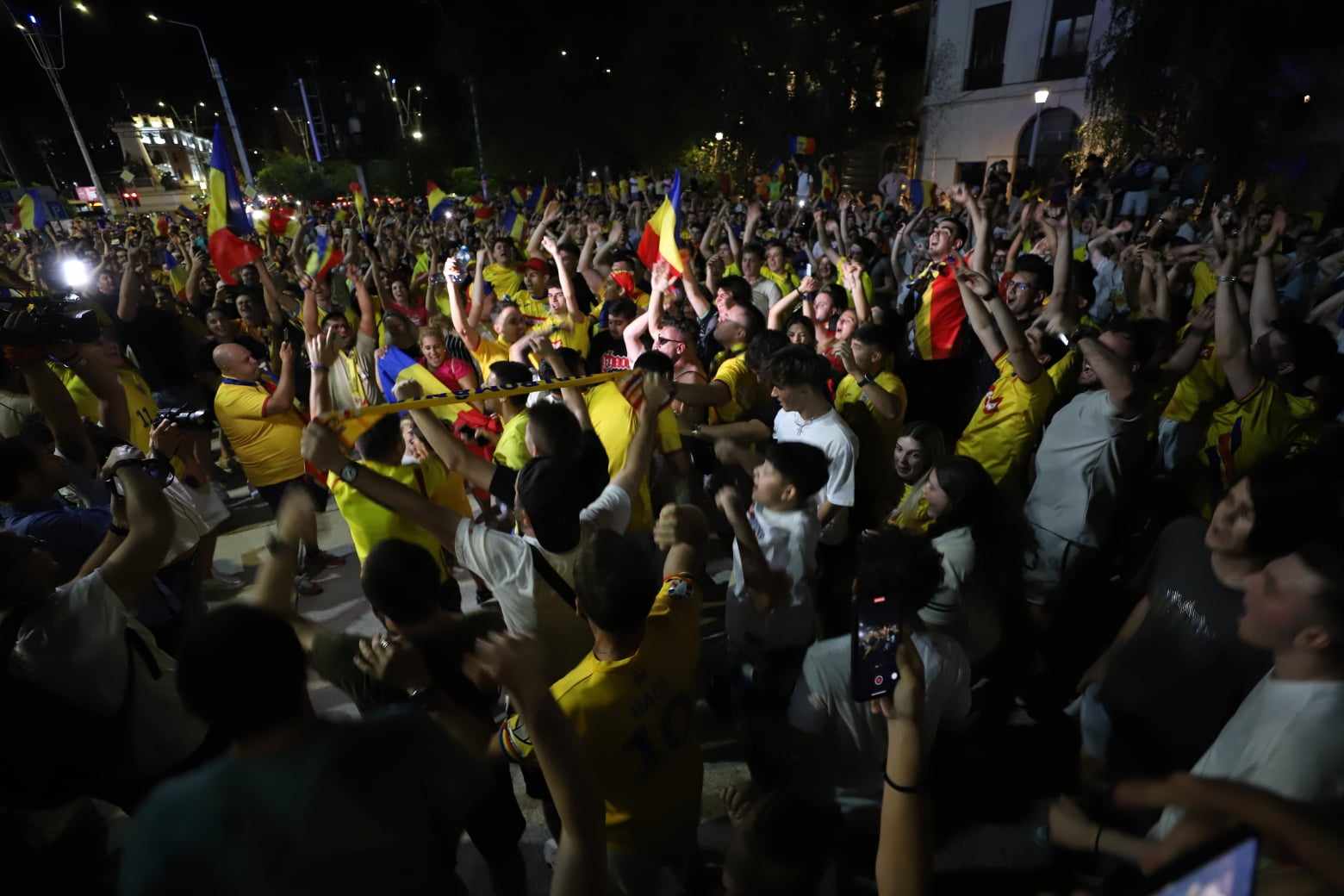 Sărbătoare și la București! Atmosferă incendiară în Piața Universității după ce tricolorii s-au calificat în optimi la Euro 2024