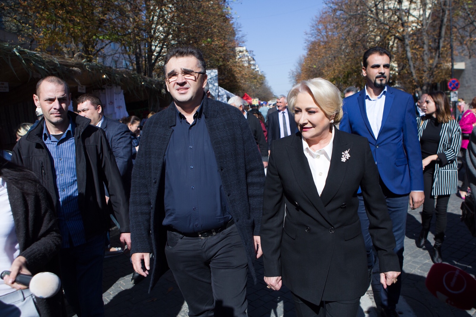 VIDEO/ FOTO. Dăncilă, apostrofată la Focşani pentru gafele pe care le face în apariţiile publice; Răspunsul premierului:  "Ştiu că acest lucru îl vânaţi"