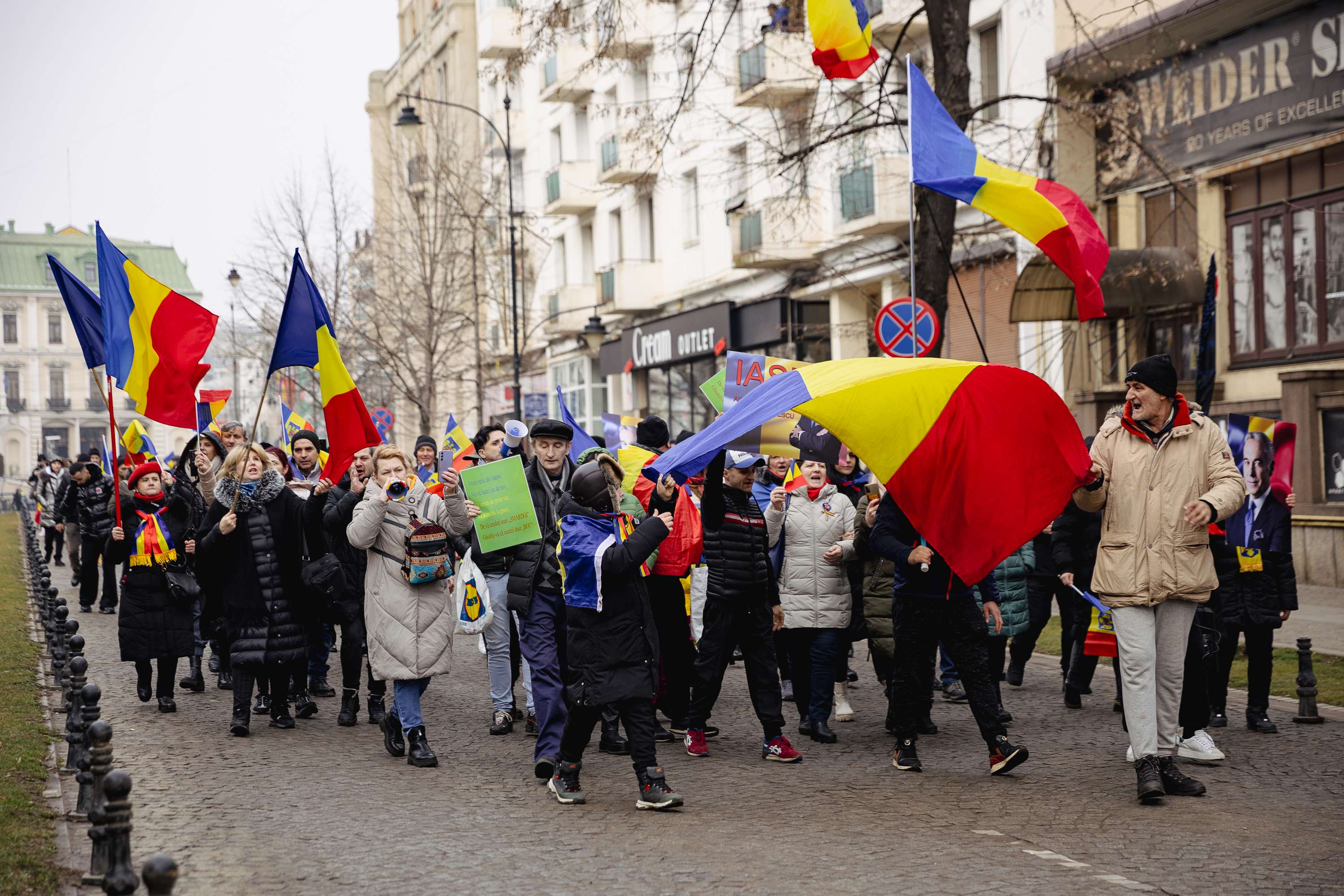 Ziua Unirii în imagini la Iași: câteva mii de oameni s-au bucurat de „sârba moldovenilor” și au fluierat puținii politicieni prezenți | Fotoreportaj