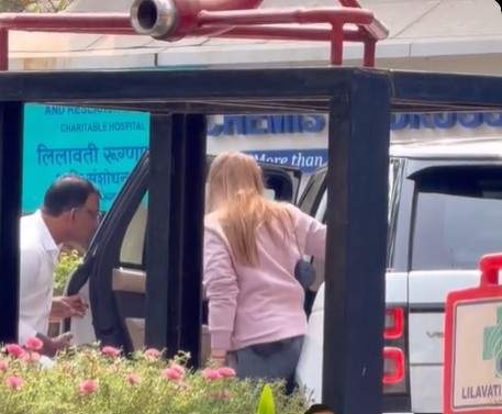 Tatăl lui Salman Khan a ajuns la terapie intensivă. Iulia Vântur, surprinsă în fața spitalului, înconjurată de bodyguarzi