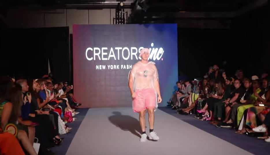 Un tânăr a defilat într-un sac de gunoi la New York Fashion Week. Publicul nu și-a dat seama că nu face parte din show