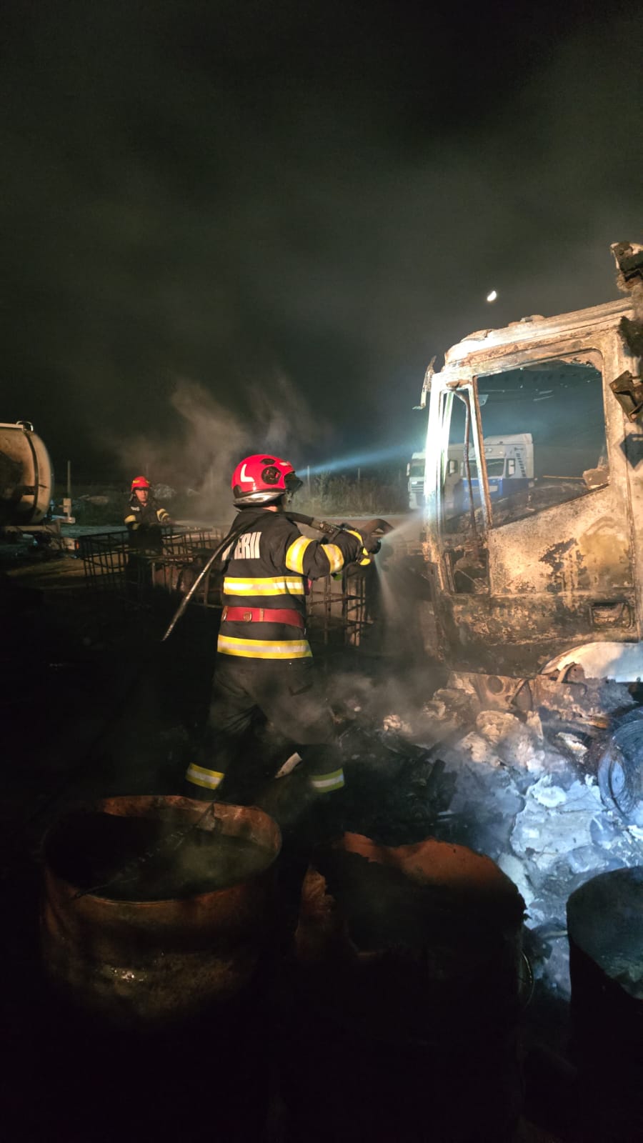 Incendiu în 2 Mai, județul Constanța. Mai multe cisterne au luat foc