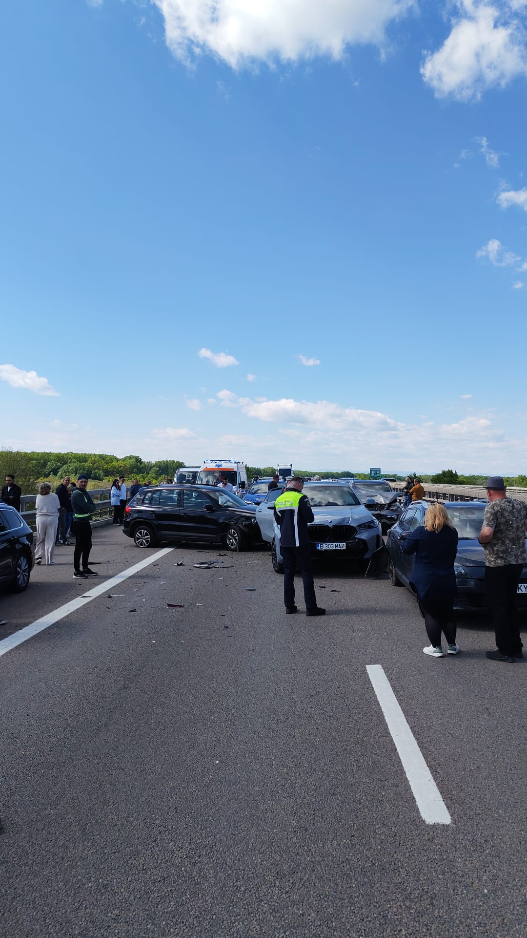 Șașe mașini s-au lovit pe Autostrada A3 la Râfov, Prahova, provocând blocarea temporară a sensului spre București / O persoană rănită