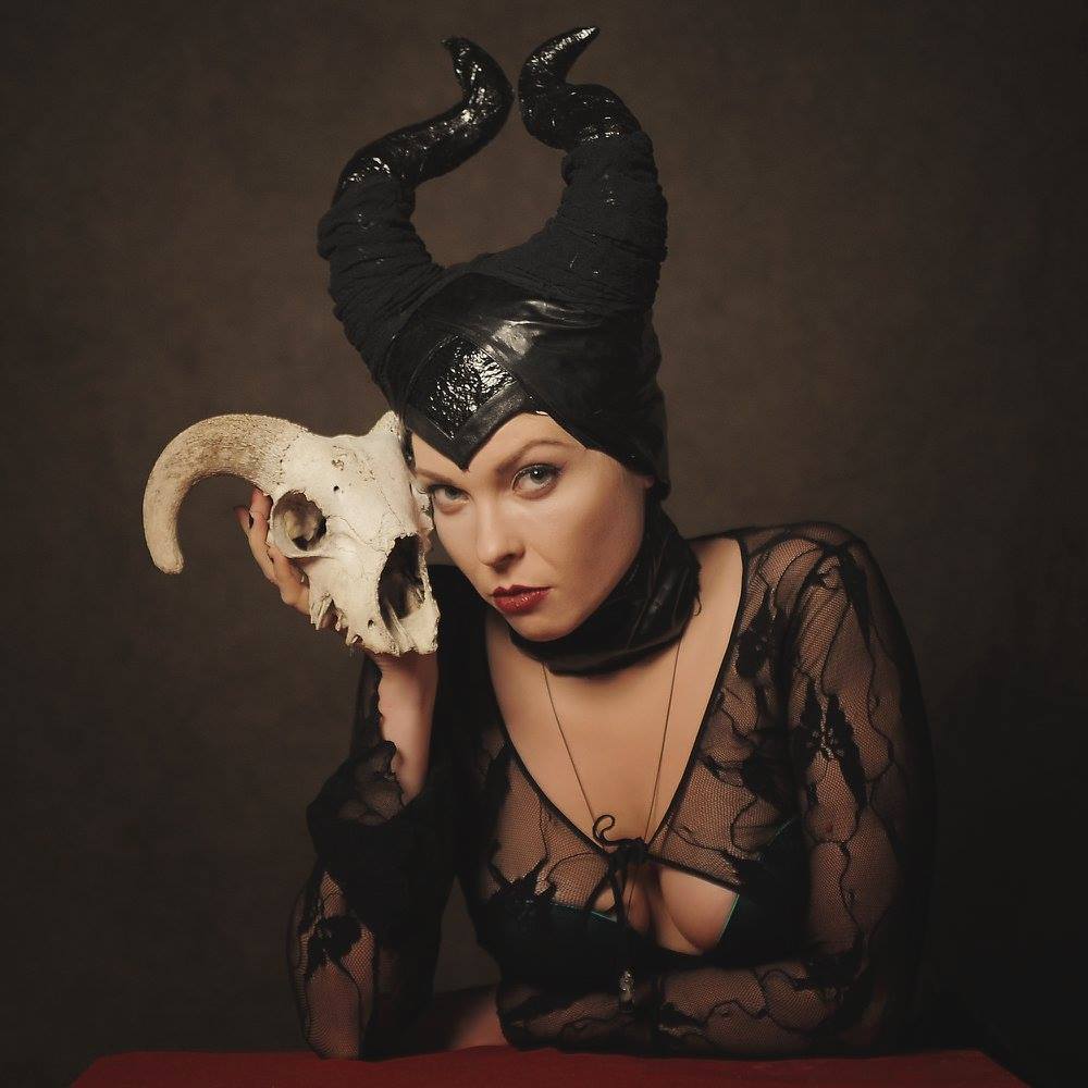 REPORTAJ/ Viața în pielea personajului. Tinerii care își croiesc costume de super-eroi și le poartă pe stradă (FOTO)
