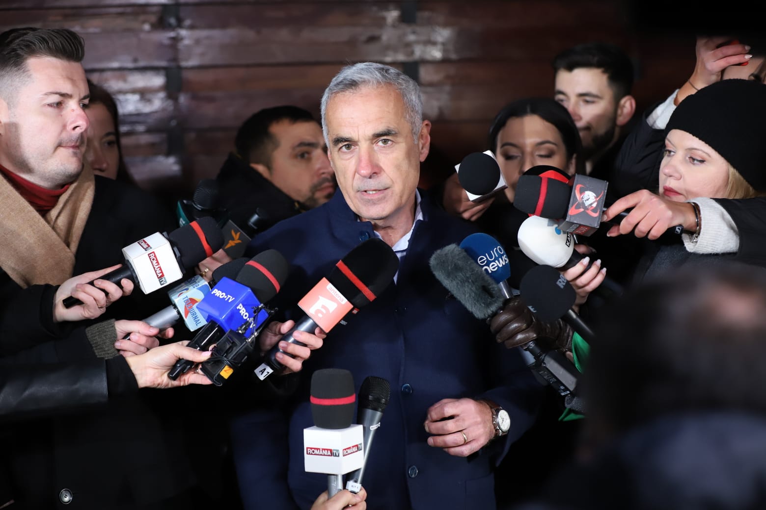 Călin Georgescu a chemat presa la poartă, dar a refuzat să răspundă la întrebări. Jurnaliștii: „Și Vladimir Putin răspunde”