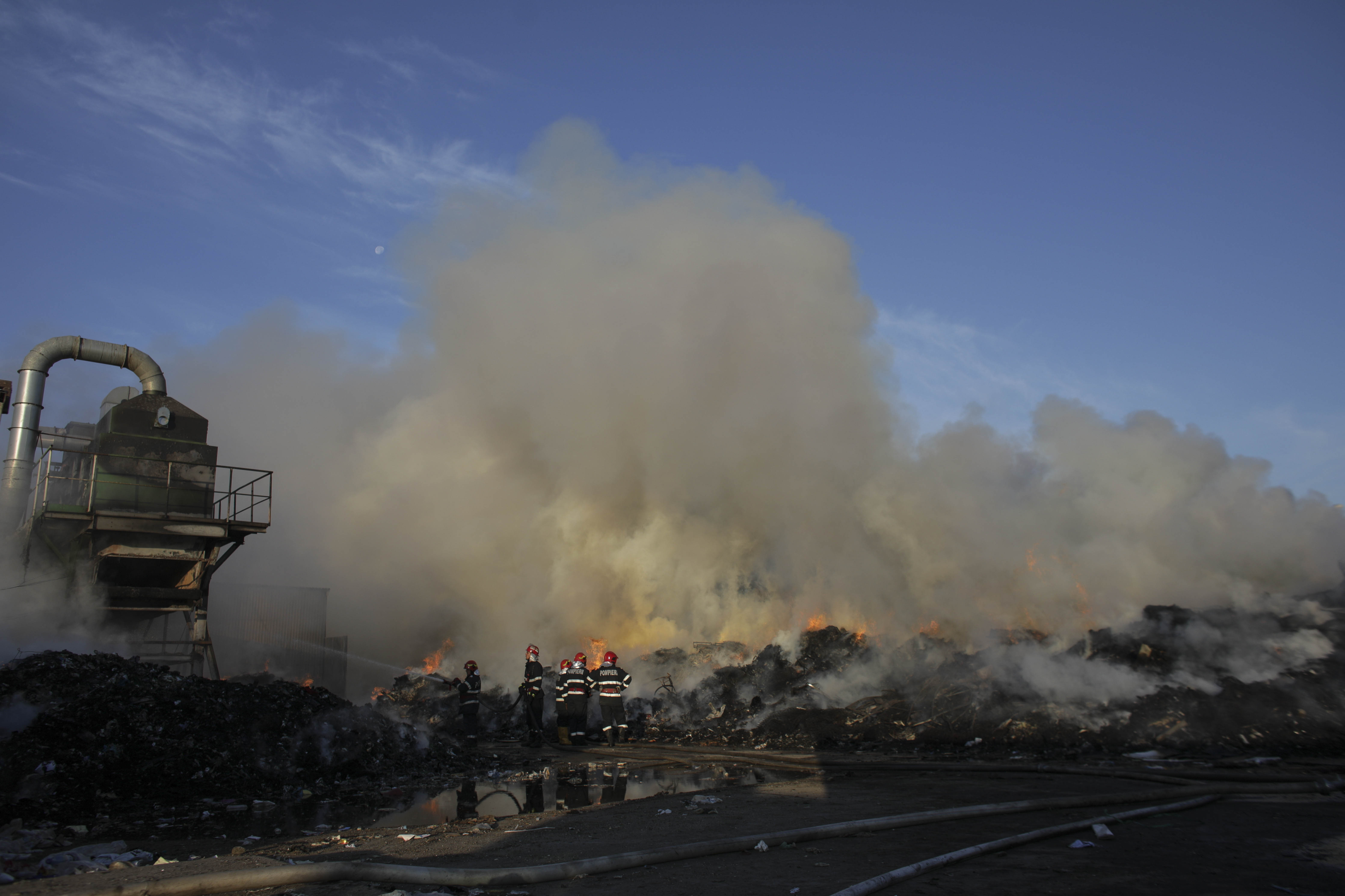 Incendiu de vegetație în Chitila, lângă o fostă groapă de gunoi. Locuitorii Capitalei, alertaţi prin sistemul Ro-Alert