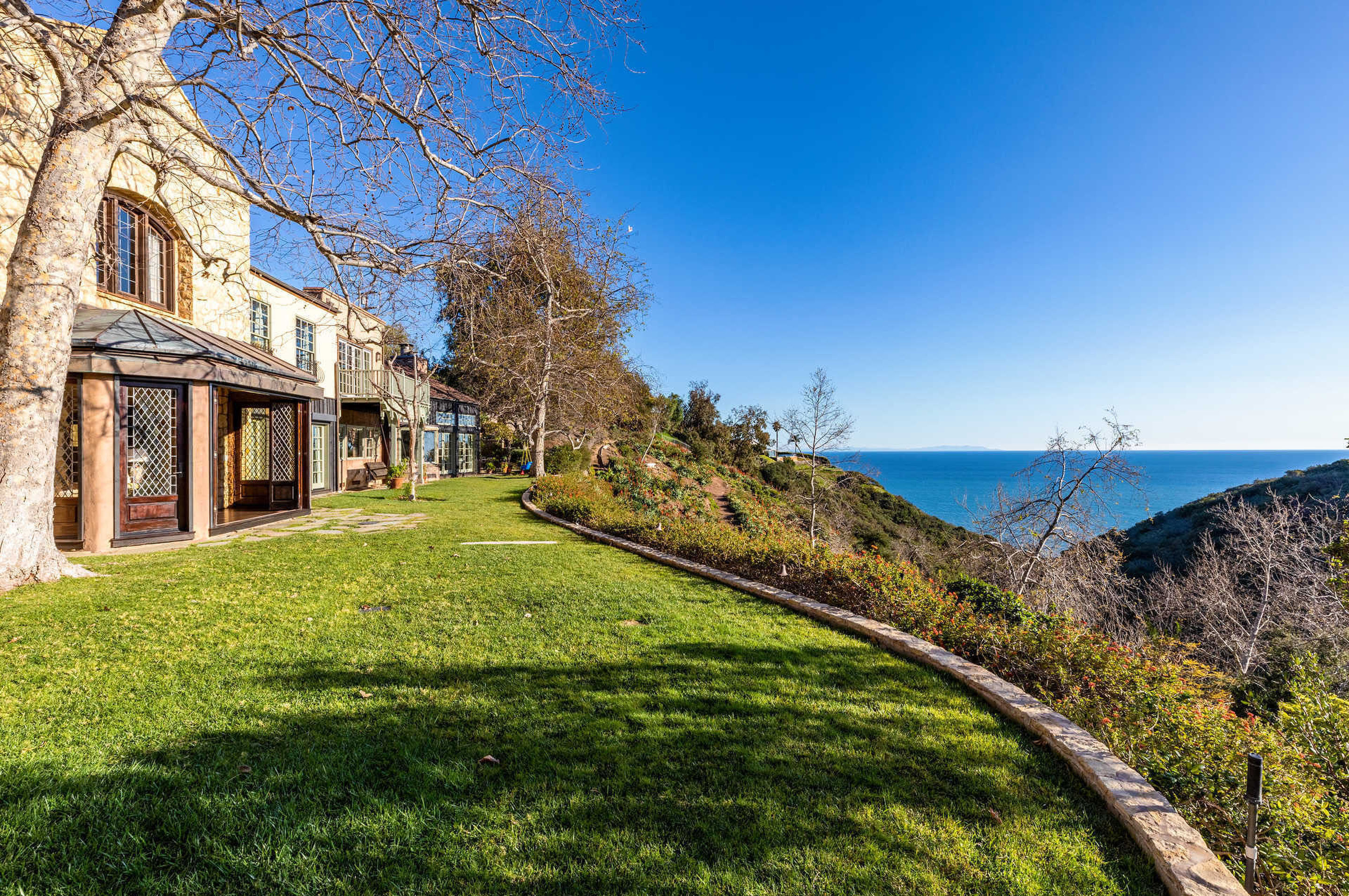 Prințul Harry și Meghan Markle au cumpărat casa lui Mel Gibson din Malibu. Cât au plătit ducii de Sussex pe vila cu vedere la ocean