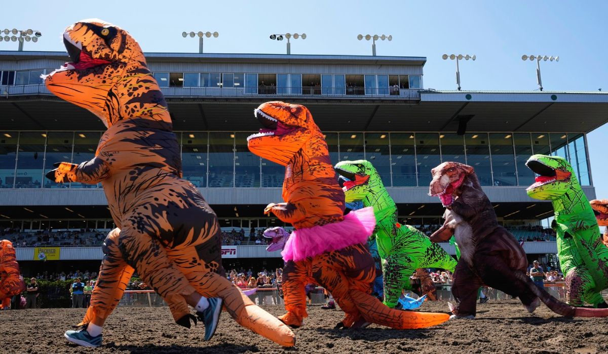 Cum au fugit 300 de dinozauri gonflabili într-o cursă de la Campionatul Mondial T-Rex | VIDEO