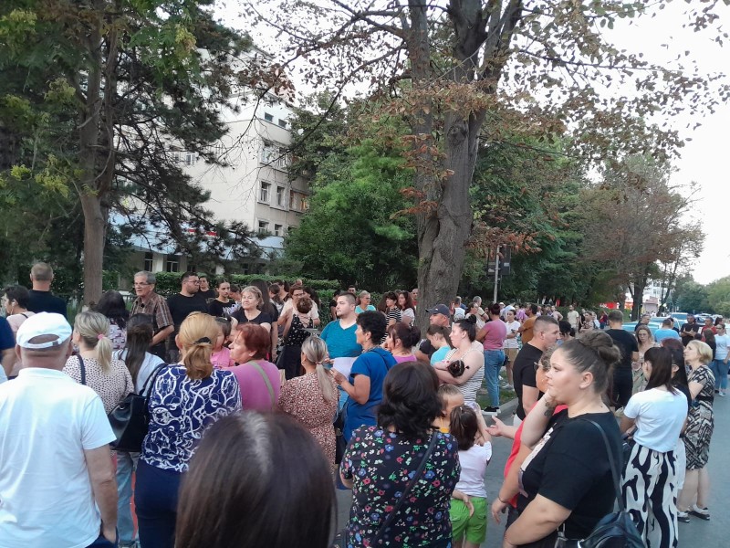 Nou protest cu sute de oameni în faţa maternităţii din Botoșani, după moartea Alexandrei. „Cei vinovați să nu mai profeseze”