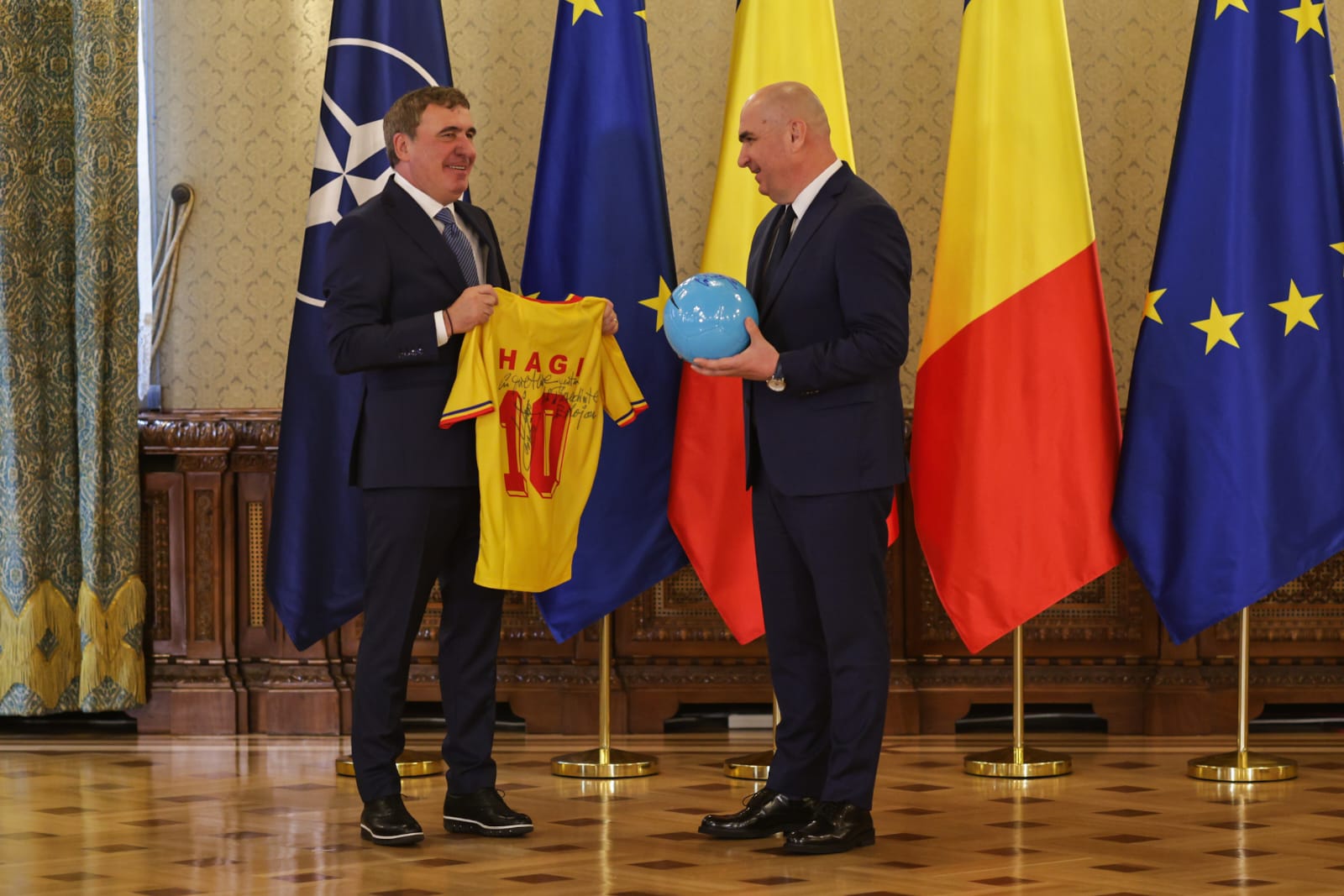 De ce a lipsit Ianis Hagi de la Palatul Cotroceni, unde Gică Hagi a fost decorat de Ilie Bolojan
