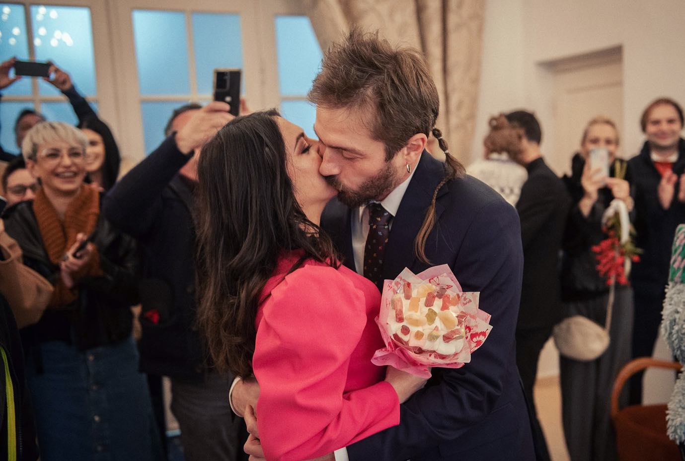 Gabriela Marin de la „Cronica Cârcotașilor” a întârziat la propria nuntă. „A fost o aventură să ajungem la Starea Civilă”