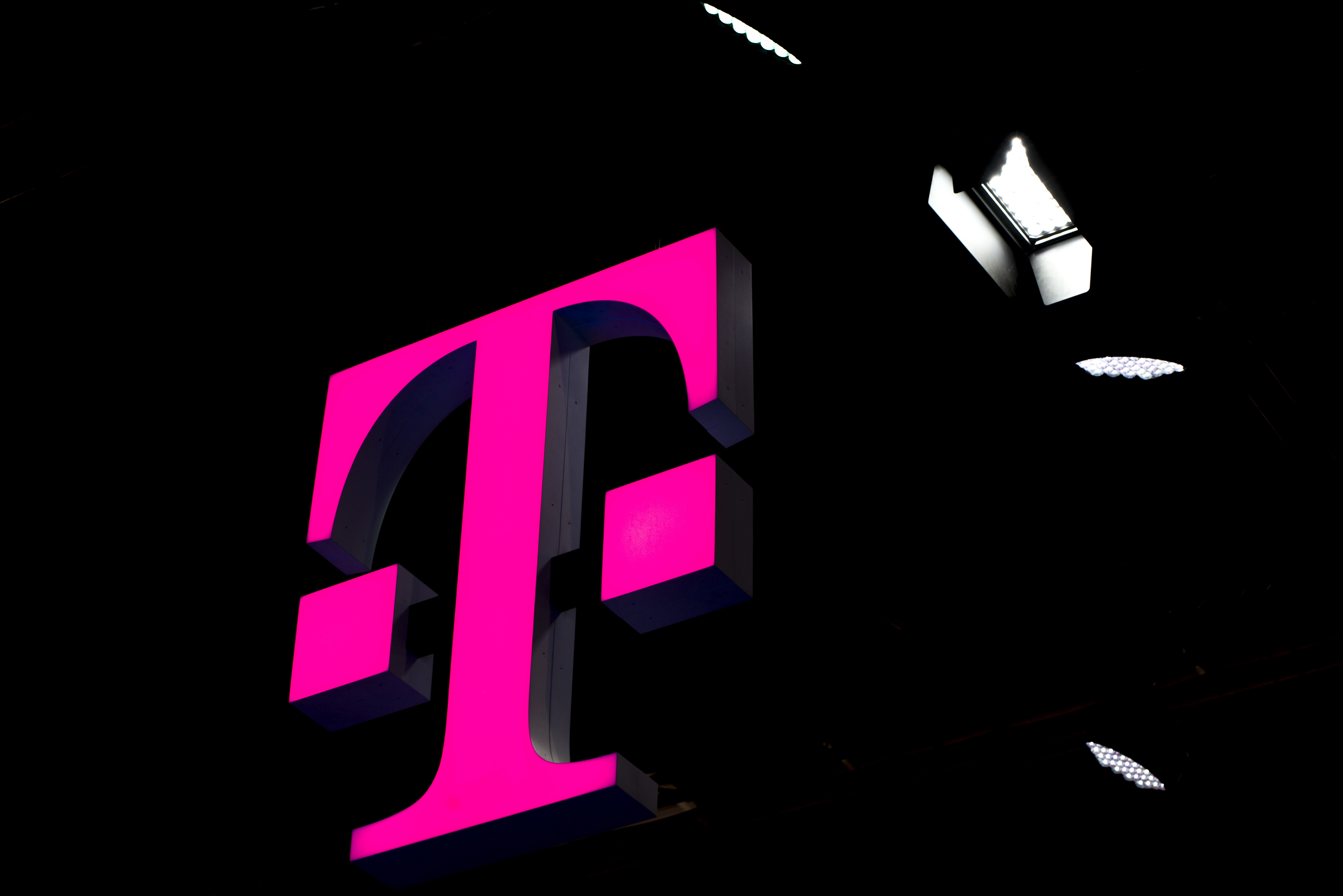 Nagy bejelentést tett a Telekom, minden feltöltőkártyást érint