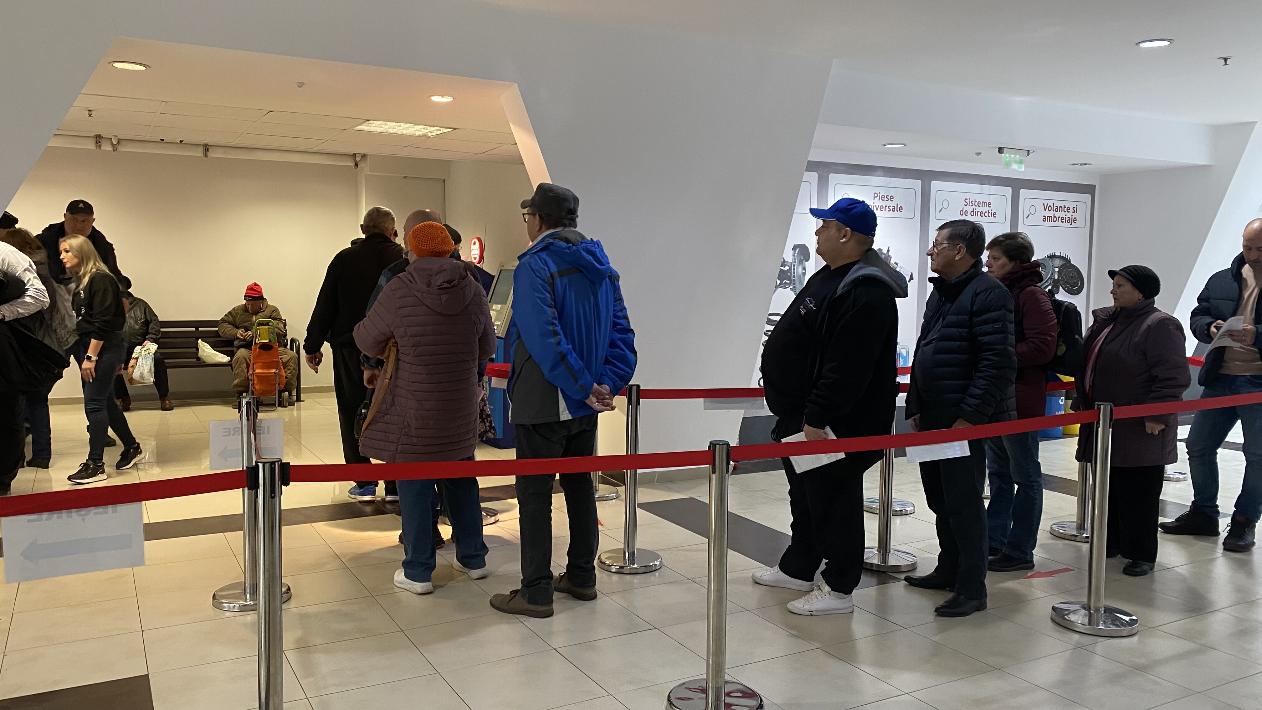 FOTO. Cozi mari la centrele de plată a taxelor, în prima zi lucrătoare din 2024. Dările se pot plăti la stațiile de tip SelfPay, dar și online