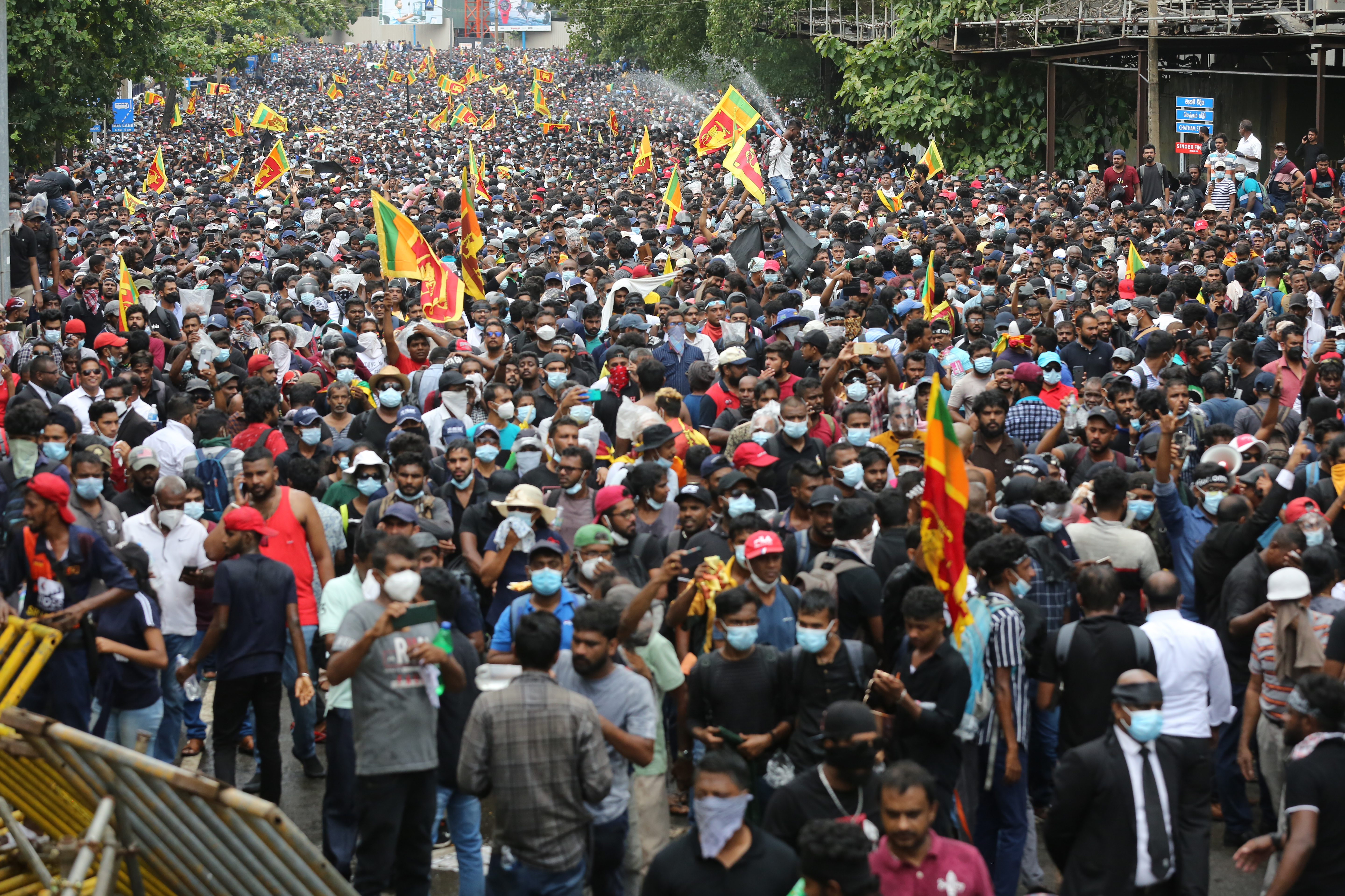 Președintele din Sri Lanka și-a anunțat demisia după protestele violente. Mii de oameni au luat cu asalt reședința sa