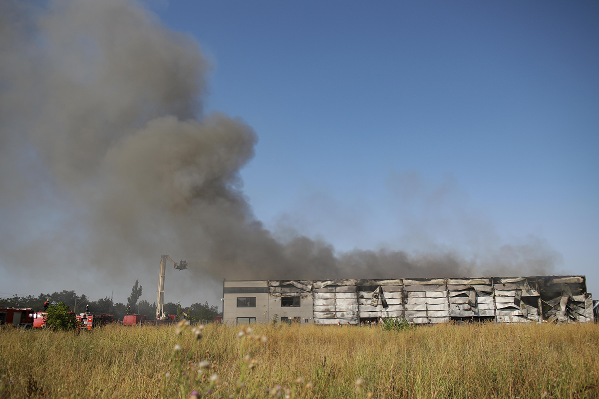 Incendiul de la hala din Mogoșoaia, stins după cinci ore și jumătate. Cauza încă nu e cunoscută