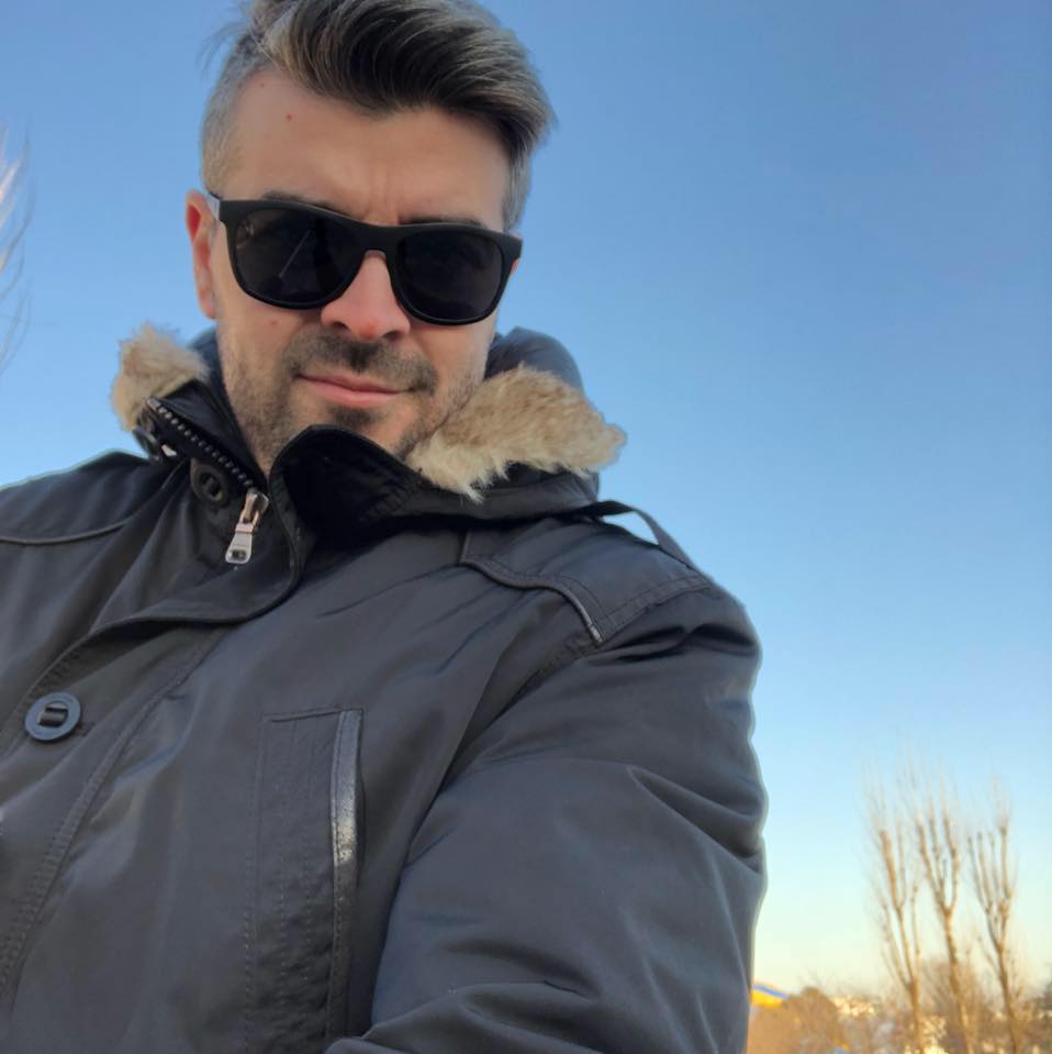 Scandal pe un loc de parcare în București. Fratele lui Speak, bătut cu pumnii și picioarele în plină zi