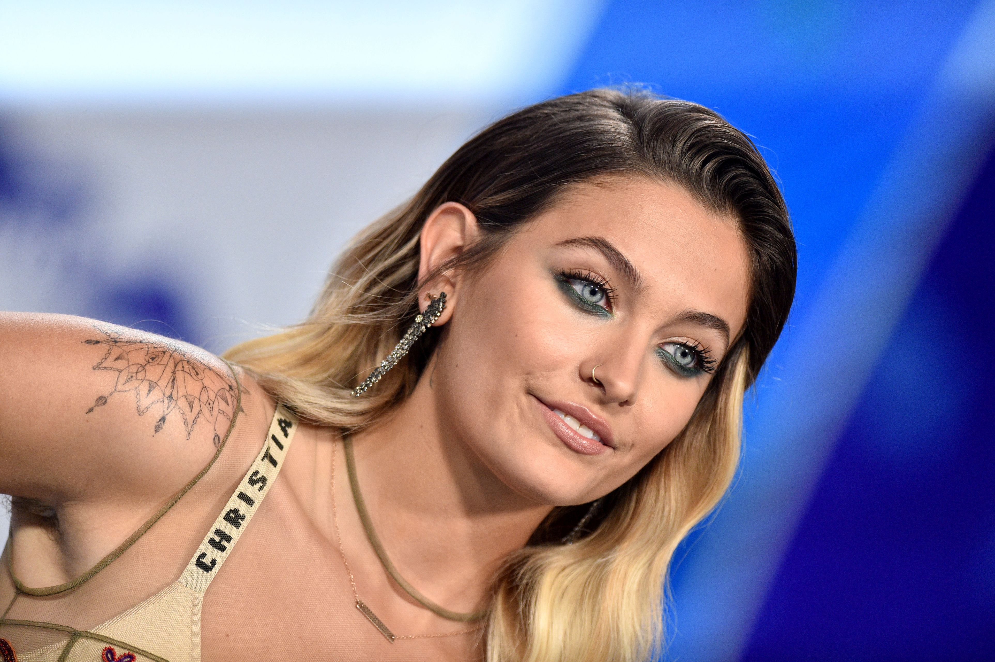 Paris Jackson se dezice de filmul despre tatăl ei: „Știe exact ce a făcut Michael Jackson”. Tânăra ține legătura cu familia unor presupuse victime ale „Regelui Pop”