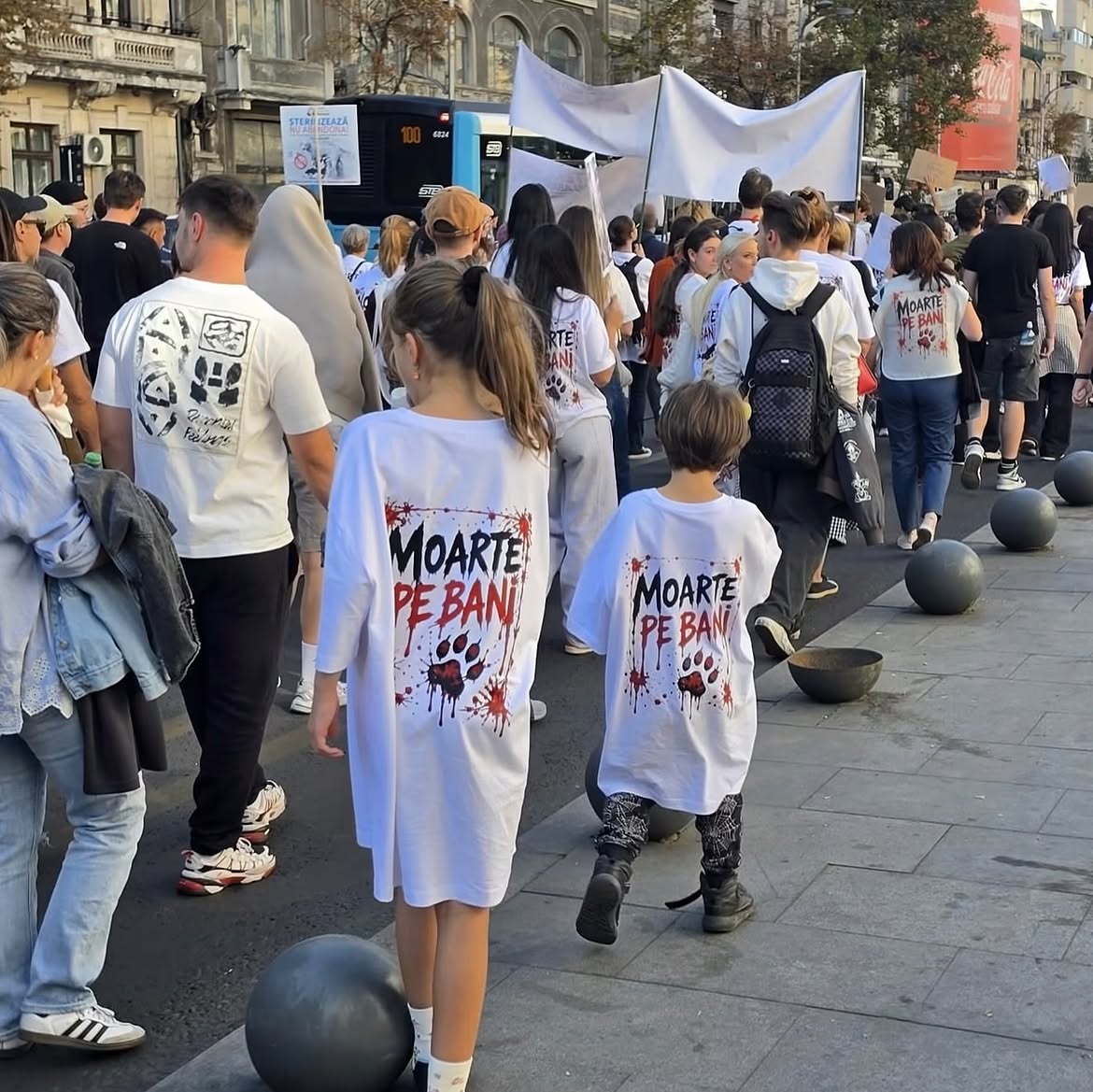 Raluca Bădulescu, prezentă la protestul pentru drepturile animalelor