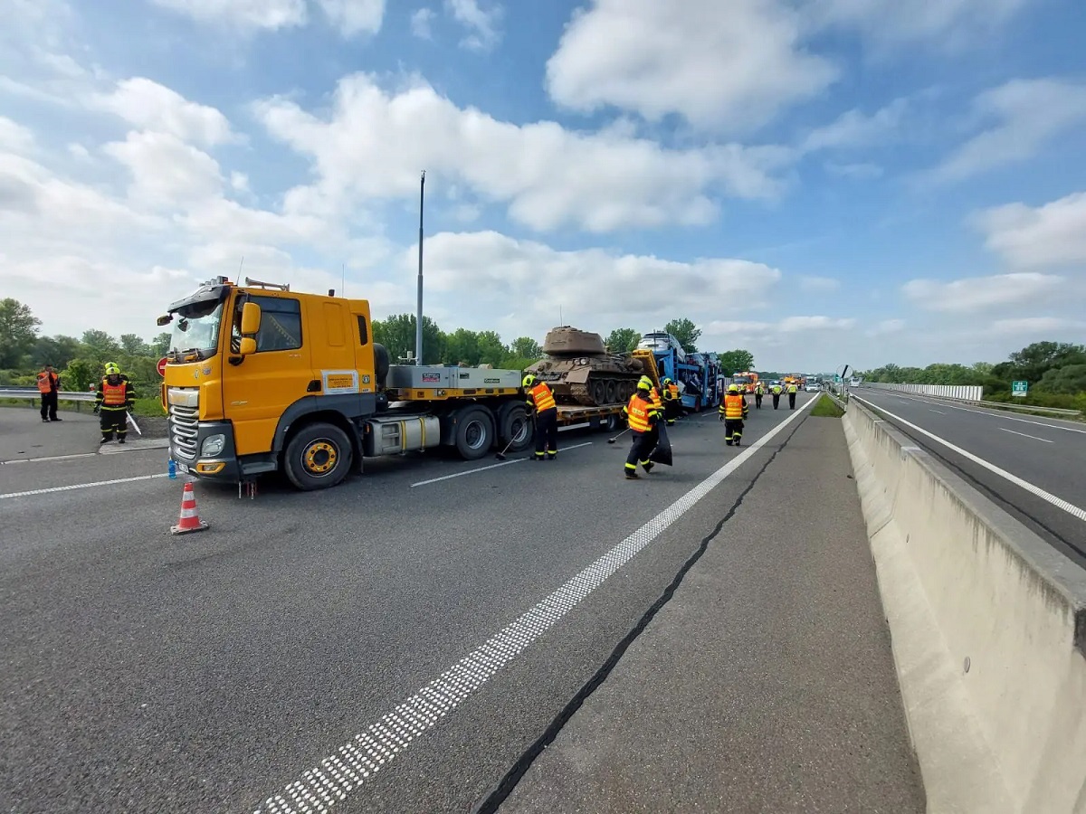 Skoda strivită într-un tanc sovietic T-34, transportat pe o platformă, pe o autostradă din Cehia. VIDEO