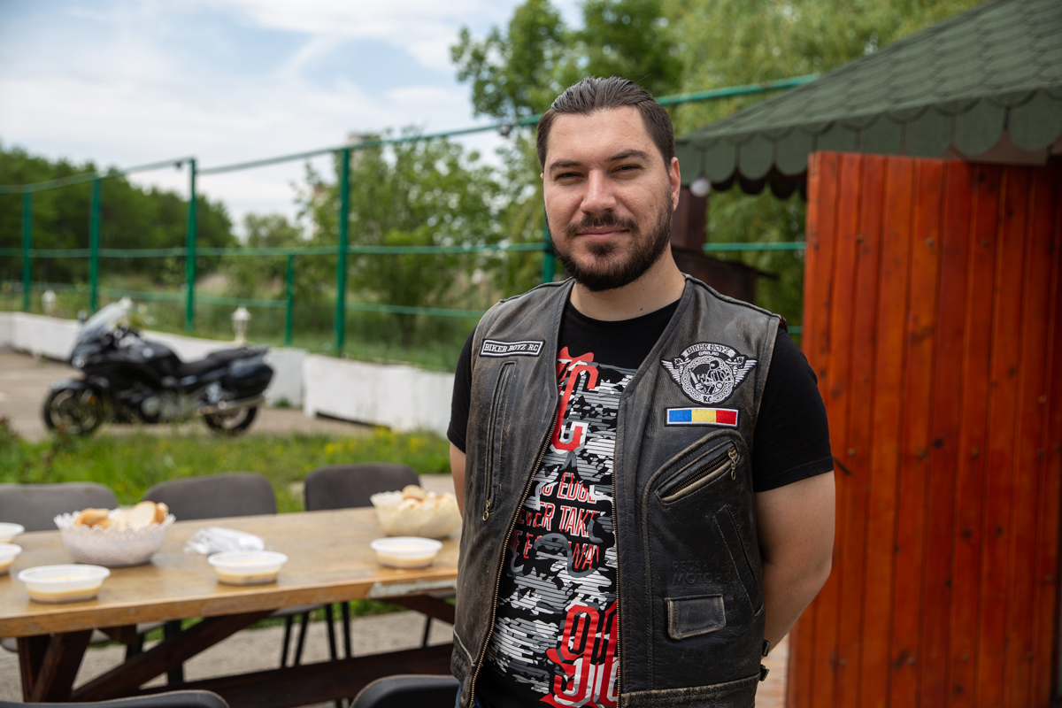 Clubul de bikeri din Bârlad a devenit bucătărie de campanie. În pandemie, rockerii au lăsat motoarele și s-au apucat de gătit pentru săraci